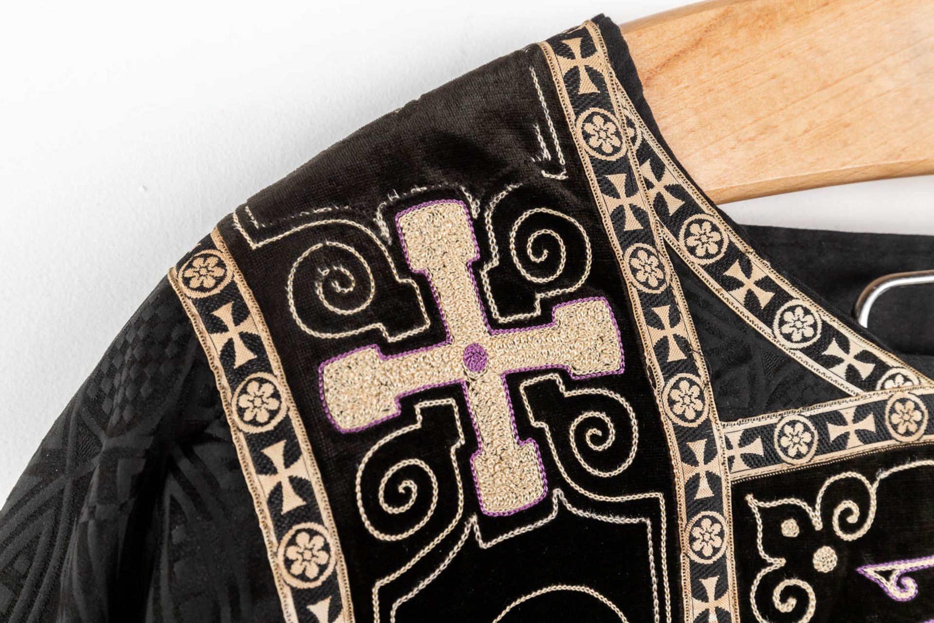 A Roman Chasuble, Two Dalmatics and a Cope. Black textile with embroideries. - Bild 9 aus 49