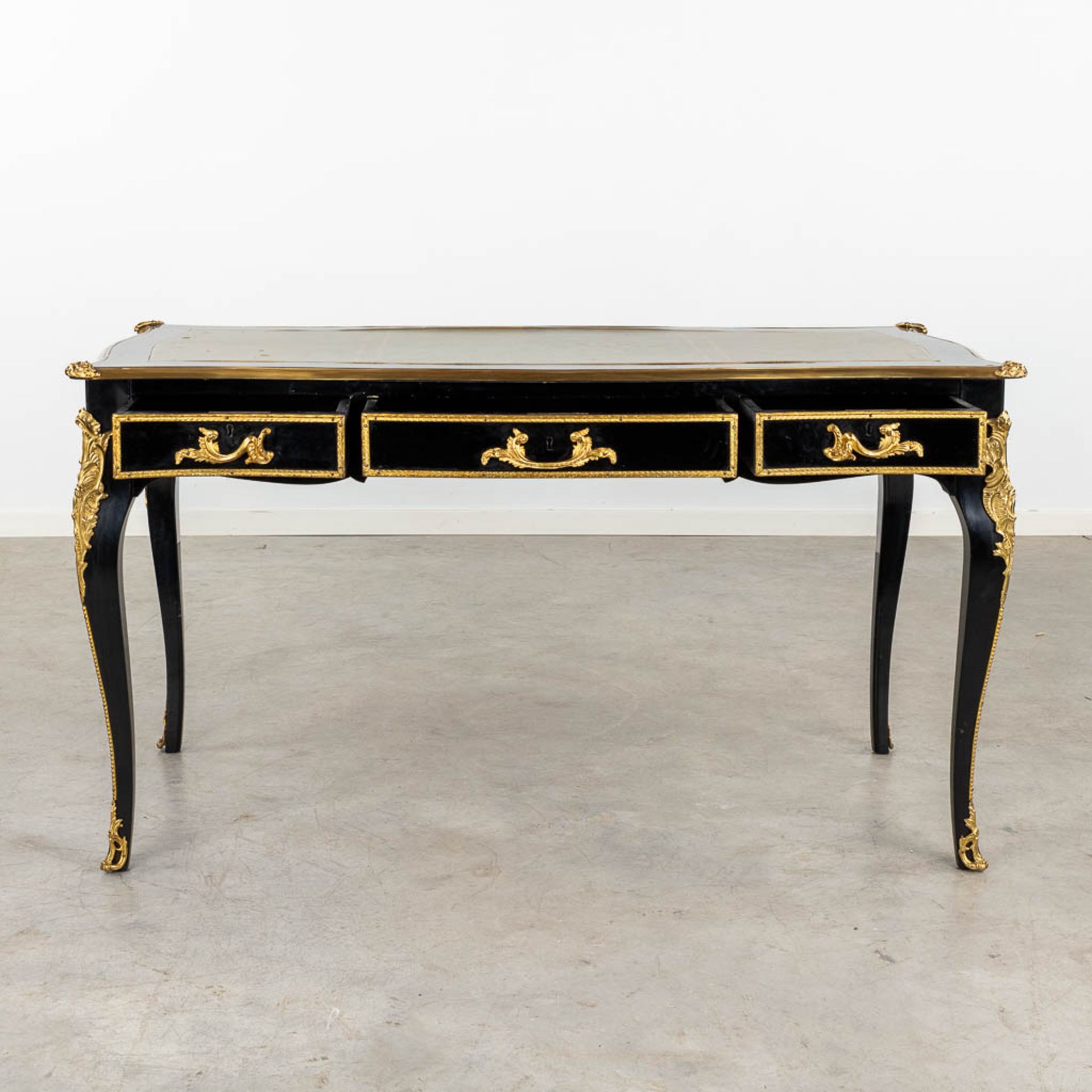 A desk with matching armchair, lacquered and bronze mounted in Louis XV style. 20th C. (D:68 x W:138 - Image 6 of 13