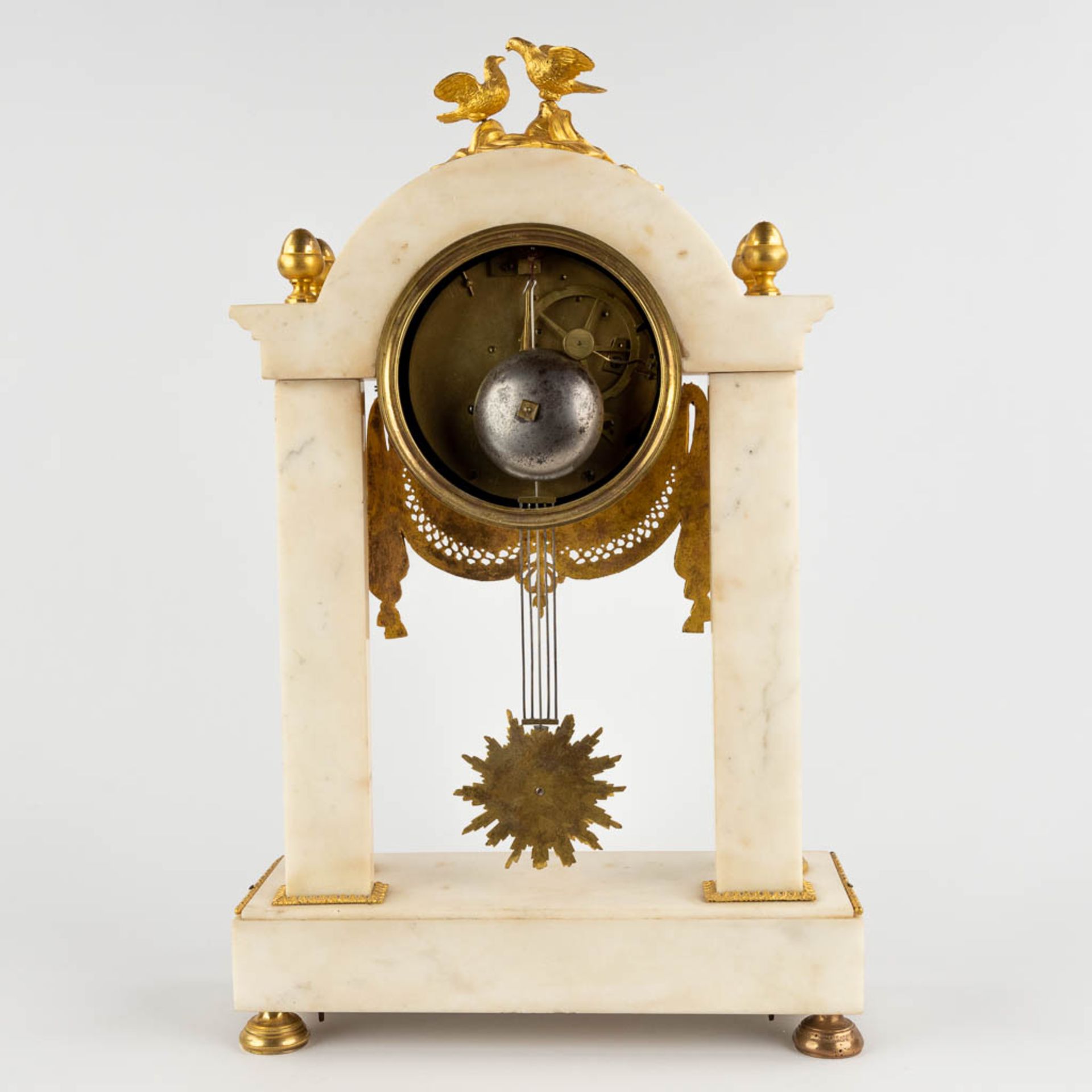 An antique column clock, gilt bronze and white marble. First half of the 19th C. (D:11 x W:28,5 x H: - Bild 5 aus 13