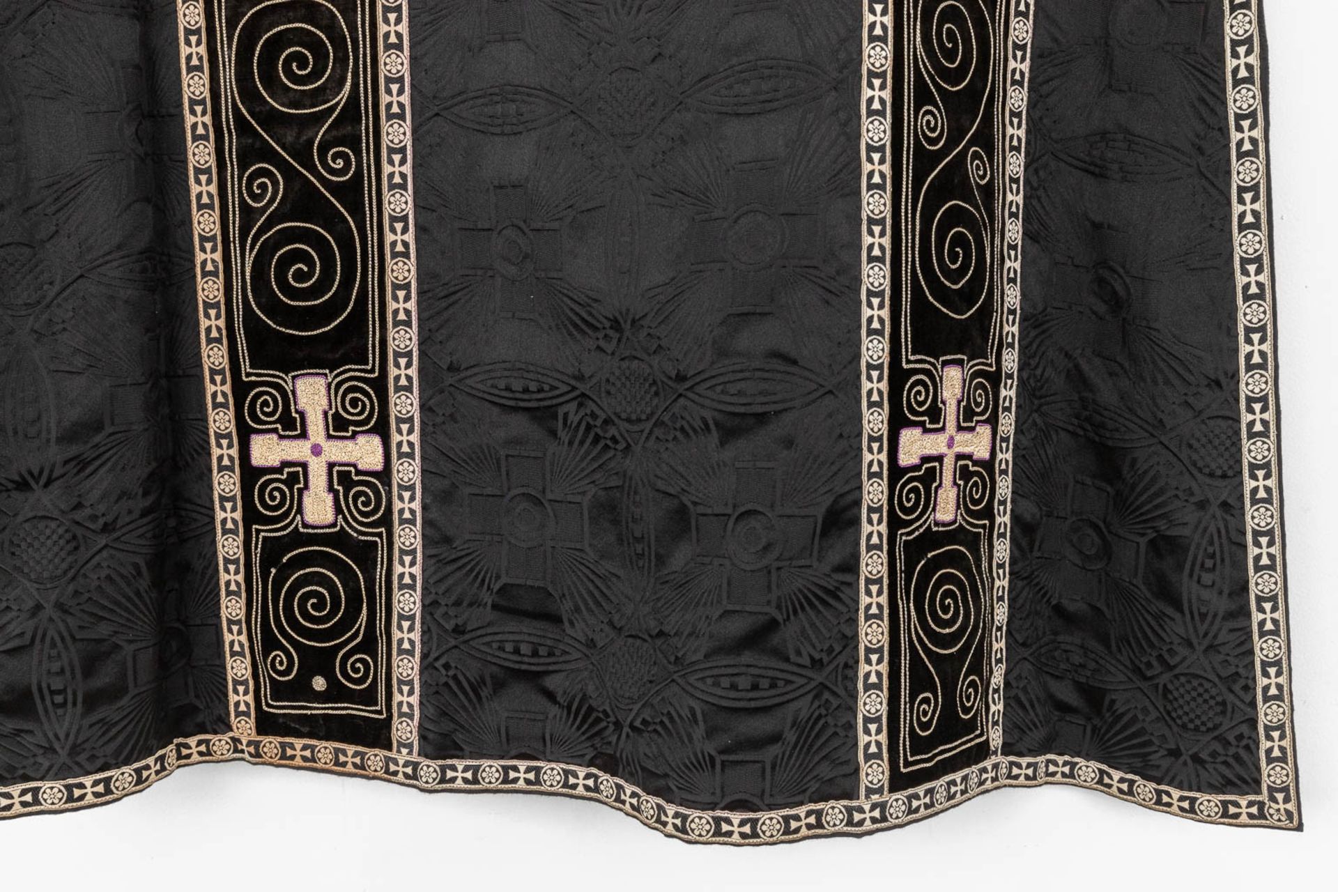 A Roman Chasuble, Two Dalmatics and a Cope. Black textile with embroideries. - Bild 28 aus 49