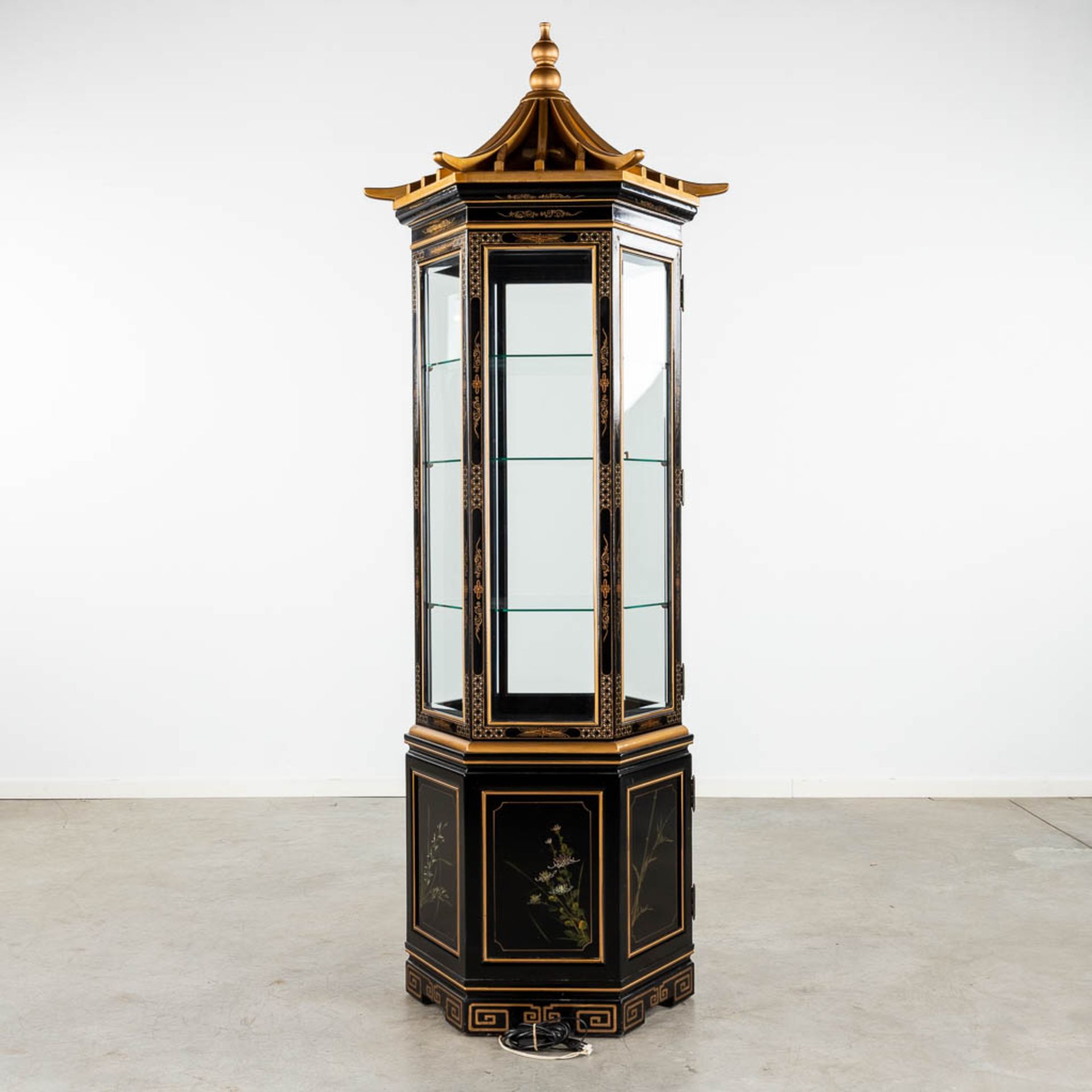A large hexagonal display cabinet with Chinoiserie decor. 20th C. (H:220 x D:80 cm) - Bild 6 aus 14