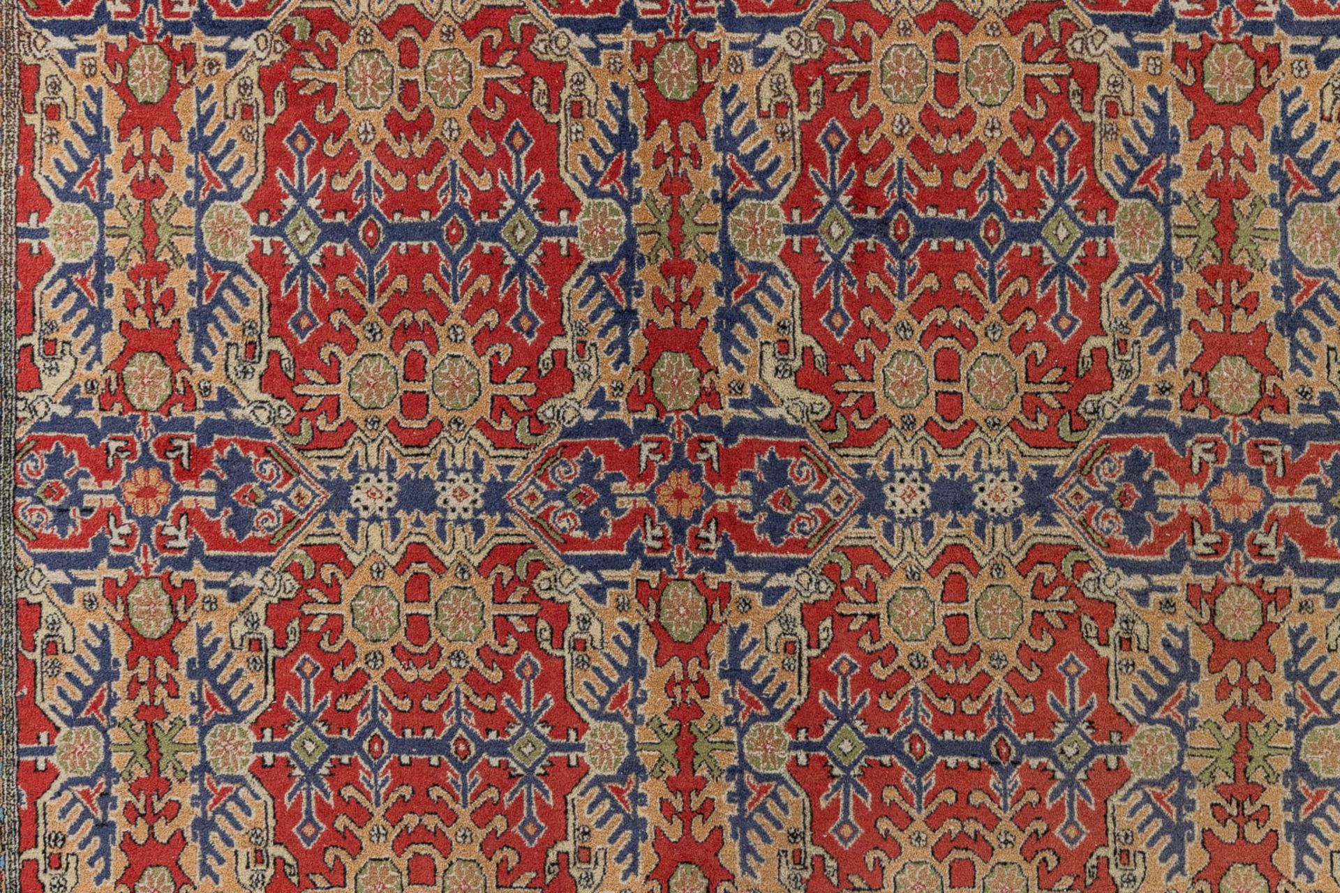 An Oriental hand-made carpet, Hereke. (D:179 x W:281 cm) - Image 3 of 8