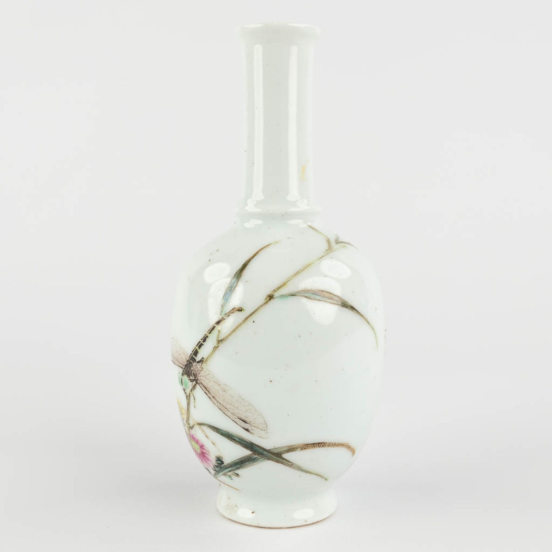 Li mingliang, A Chinese vase with decor of a dragonfly. 20th C. (H:14 x D:6,5 cm) - Bild 7 aus 9