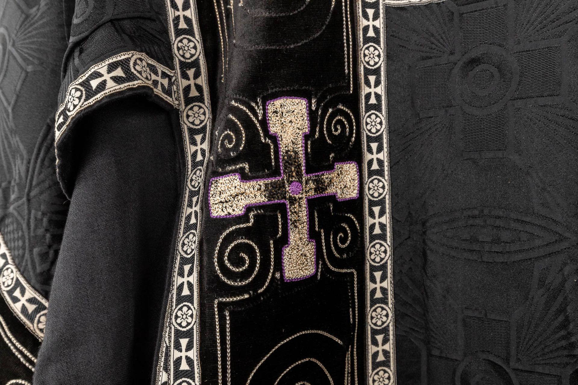 A Roman Chasuble, Two Dalmatics and a Cope. Black textile with embroideries. - Bild 32 aus 49