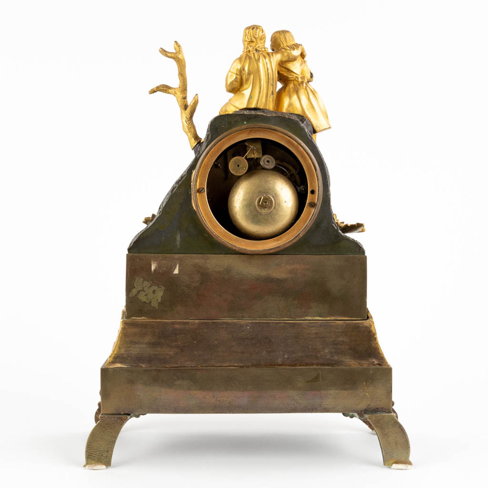 A mantle clock, gilt and patinated bronze decorated with two children, circa 1900. (D:11 x W:26 x H: - Bild 6 aus 12
