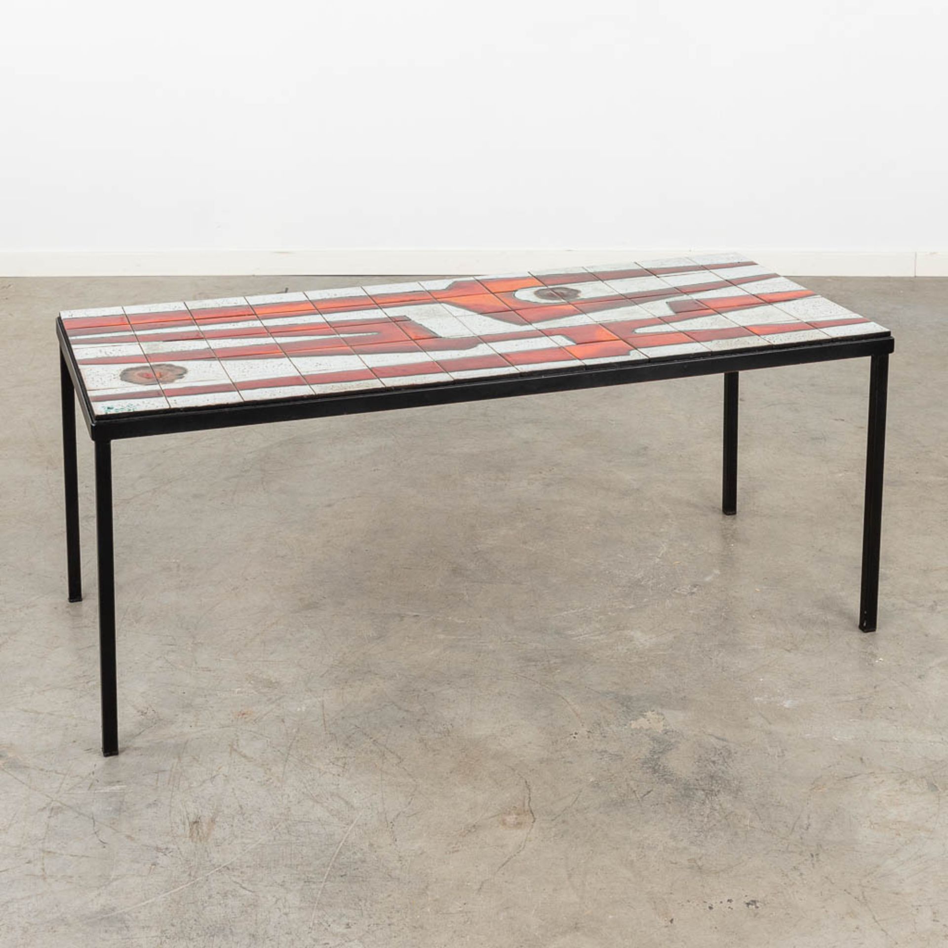 Pierre OOSTERLINCK (XX) 'Coffee table' glazed ceramics on a metal base. (D:50 x W:120 x H:50 cm)