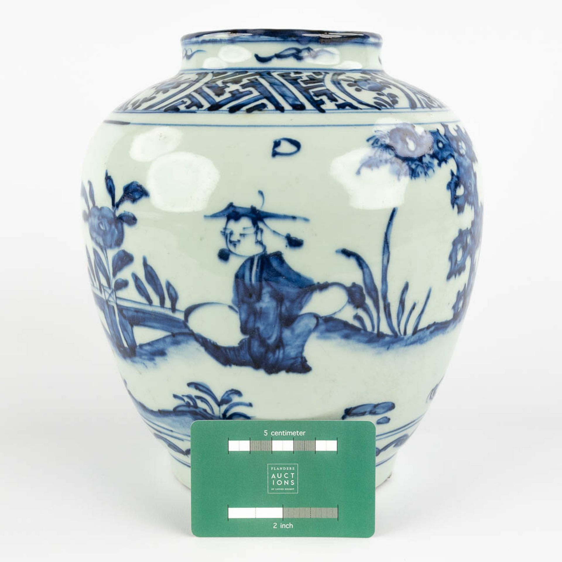 A Chinese pot with blue-white decor of a landscape with figurine. Possibly 17th C. (H:23 x D:20 cm) - Bild 2 aus 11