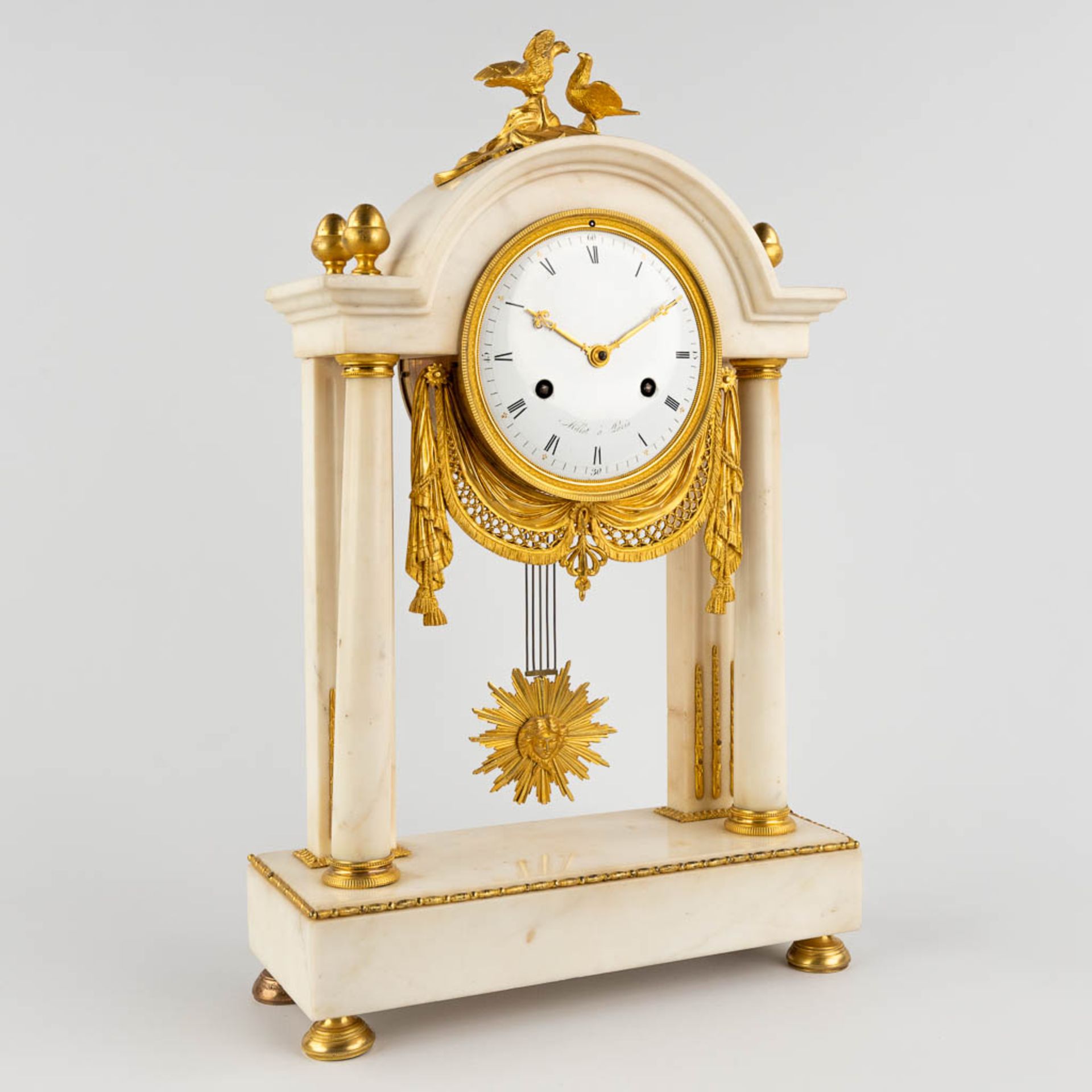 An antique column clock, gilt bronze and white marble. First half of the 19th C. (D:11 x W:28,5 x H: - Bild 3 aus 13