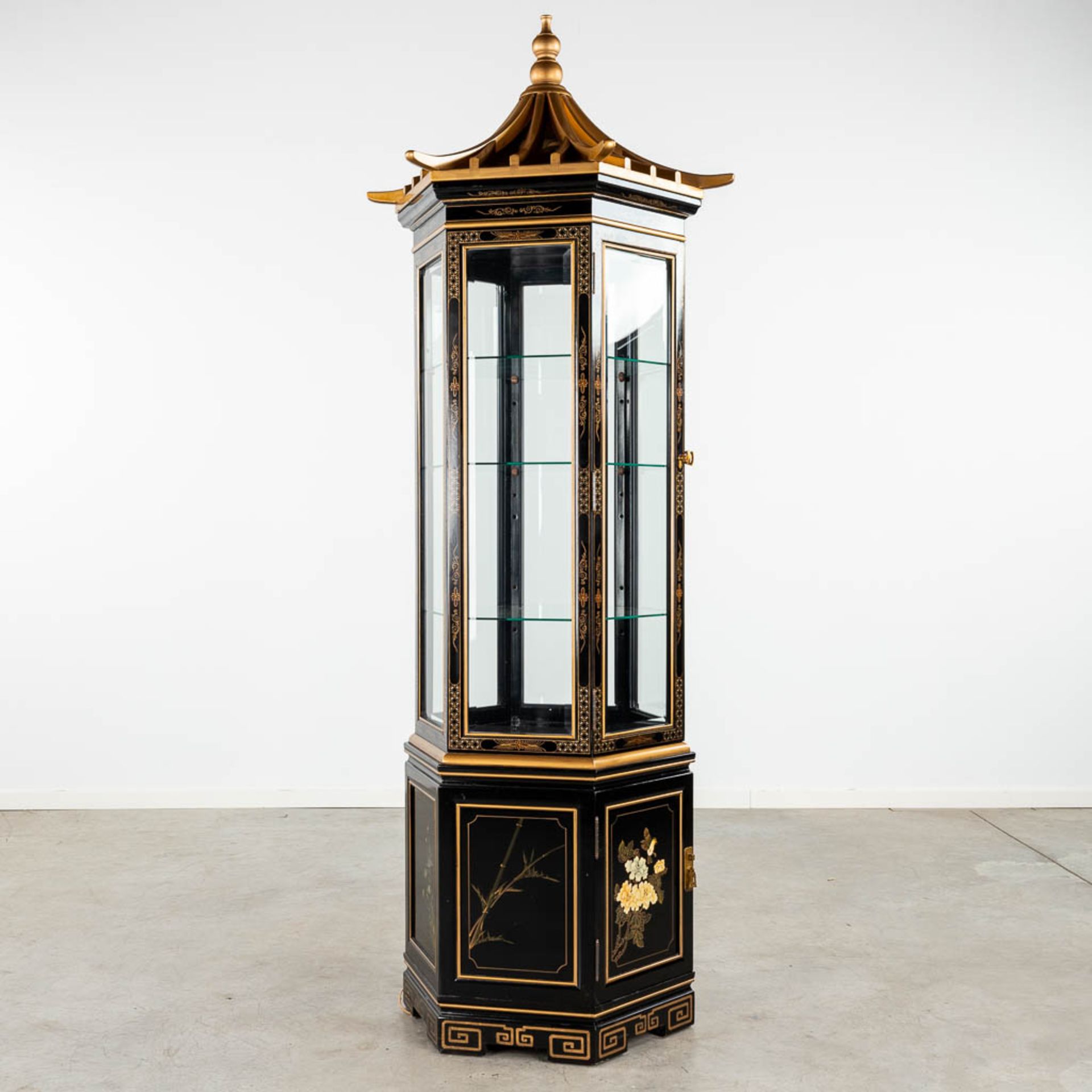 A large hexagonal display cabinet with Chinoiserie decor. 20th C. (H:220 x D:80 cm) - Bild 5 aus 14