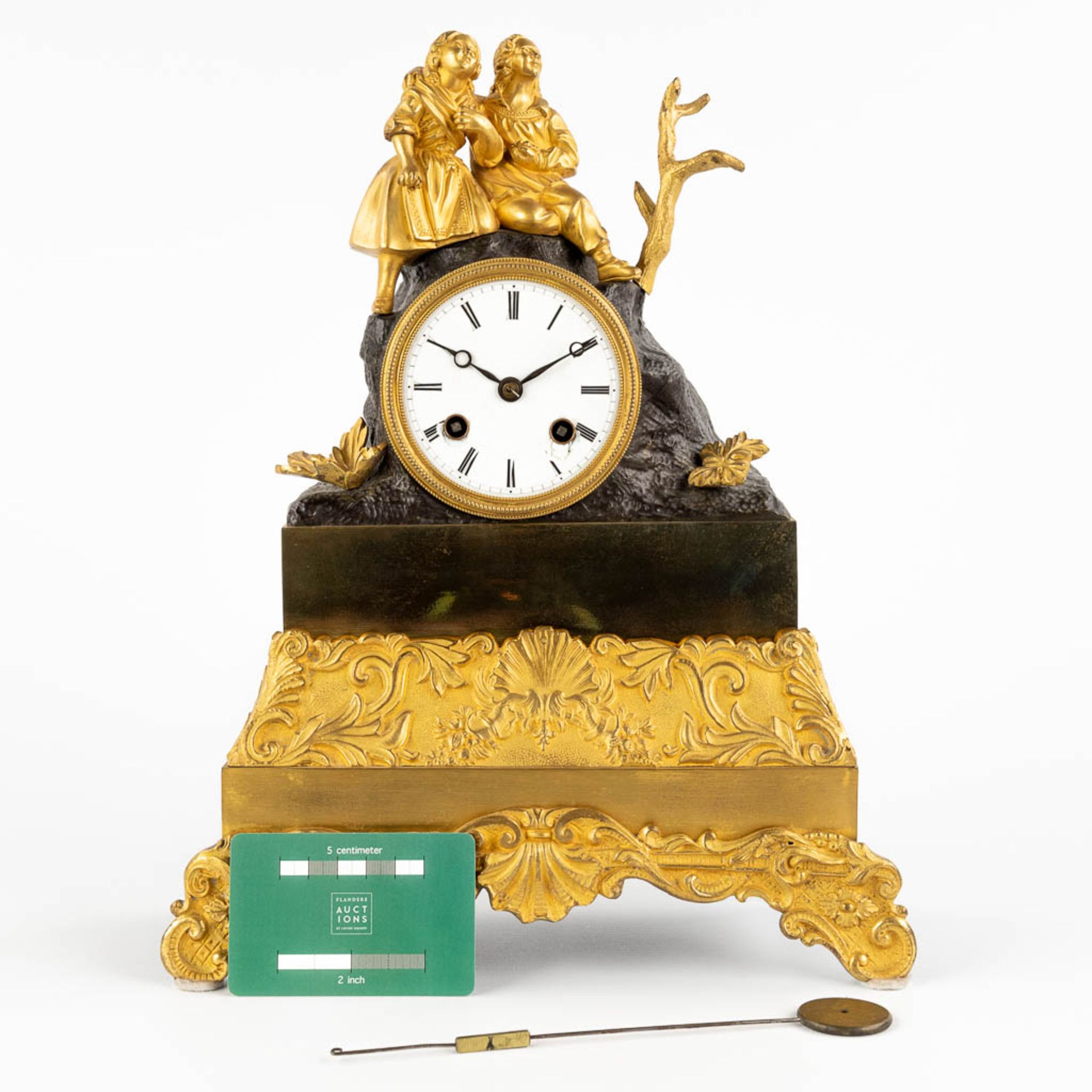 A mantle clock, gilt and patinated bronze decorated with two children, circa 1900. (D:11 x W:26 x H: - Bild 2 aus 12