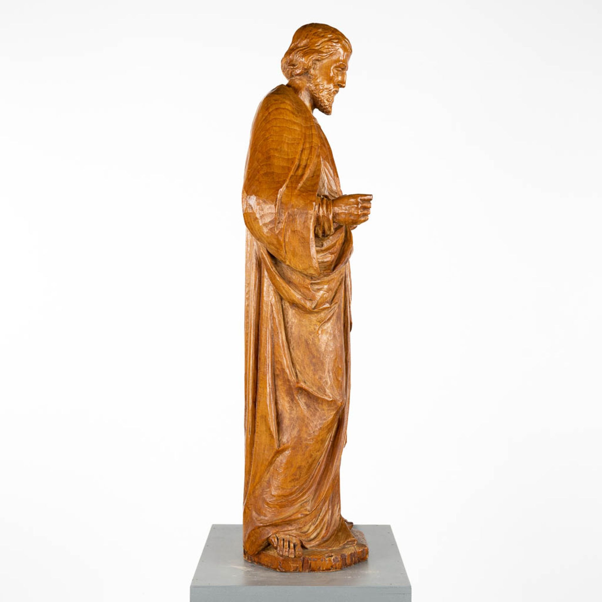 A large wood sculptured figurine of Joseph. 20th C. (D:27 x W:41 x H:120 cm) - Image 4 of 11
