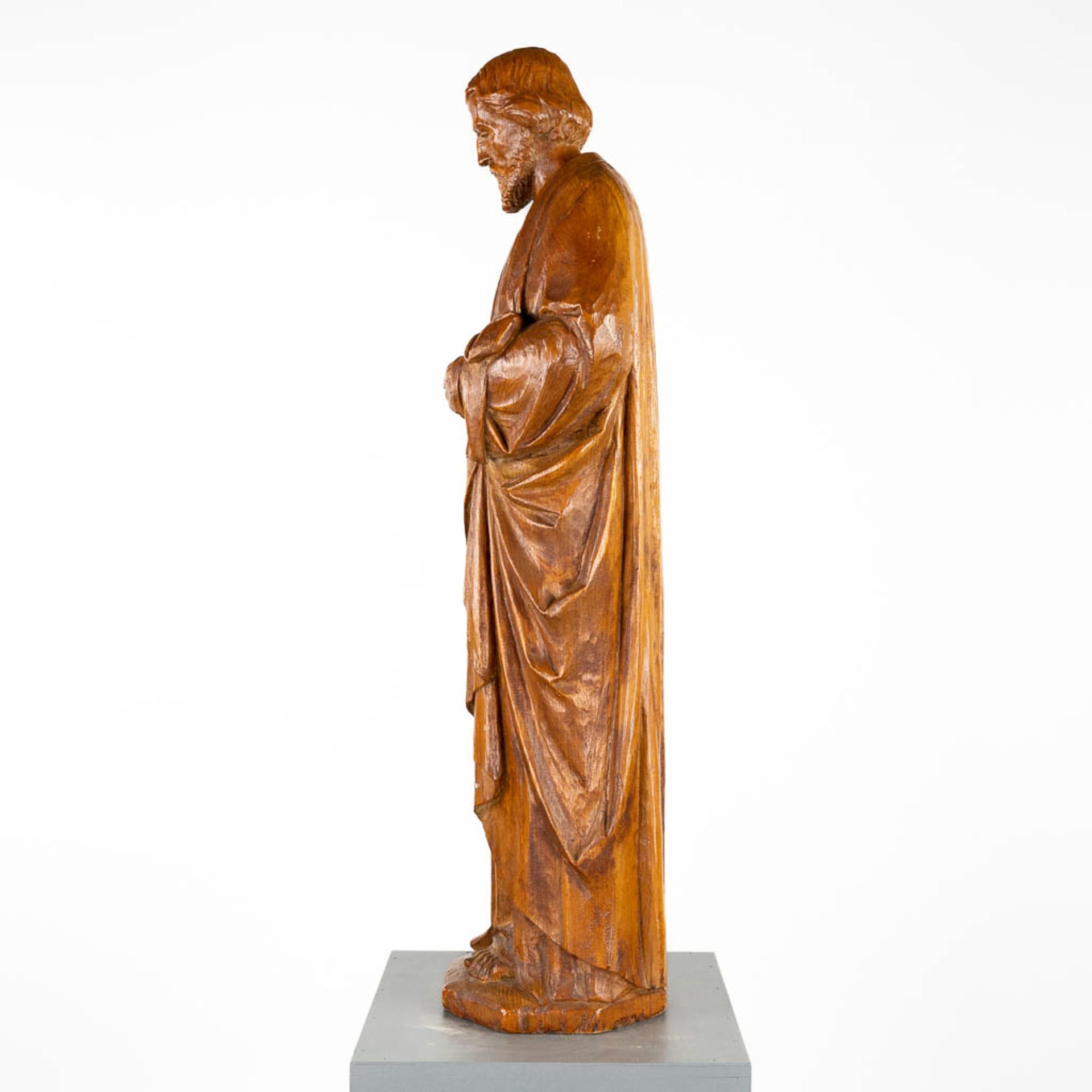 A large wood sculptured figurine of Joseph. 20th C. (D:27 x W:41 x H:120 cm) - Image 6 of 11