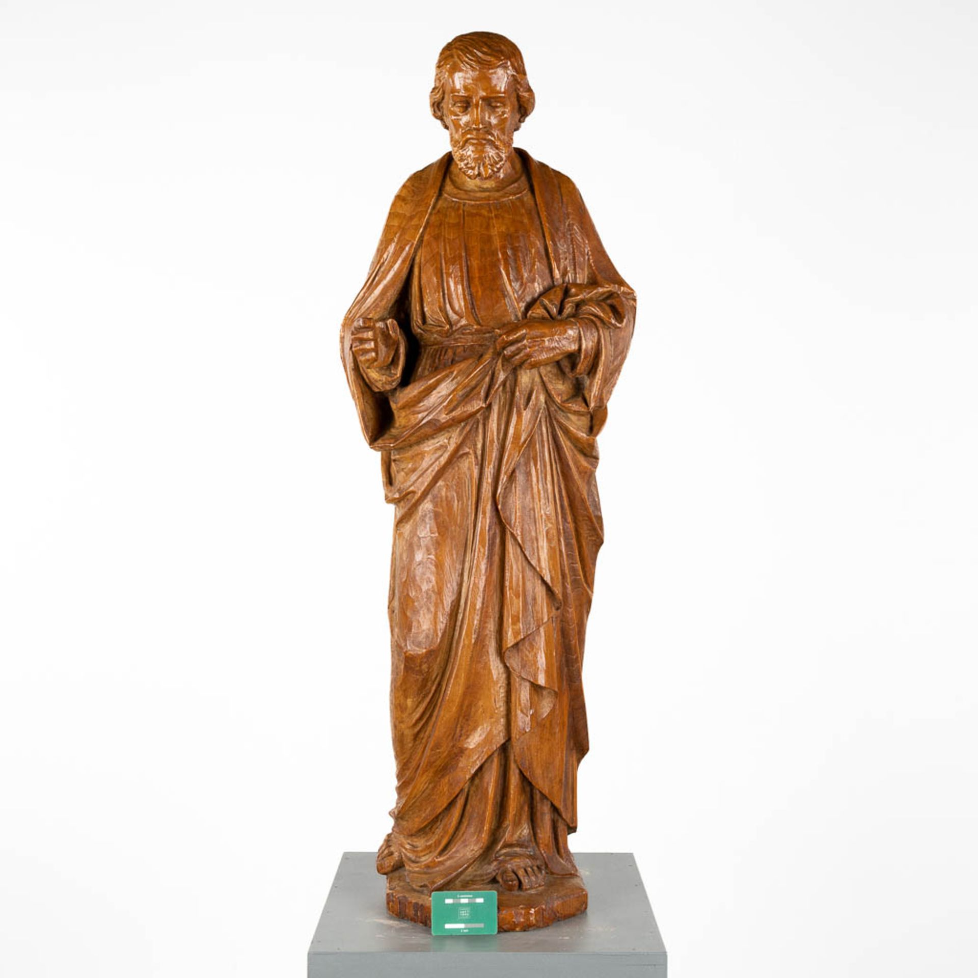 A large wood sculptured figurine of Joseph. 20th C. (D:27 x W:41 x H:120 cm) - Image 2 of 11