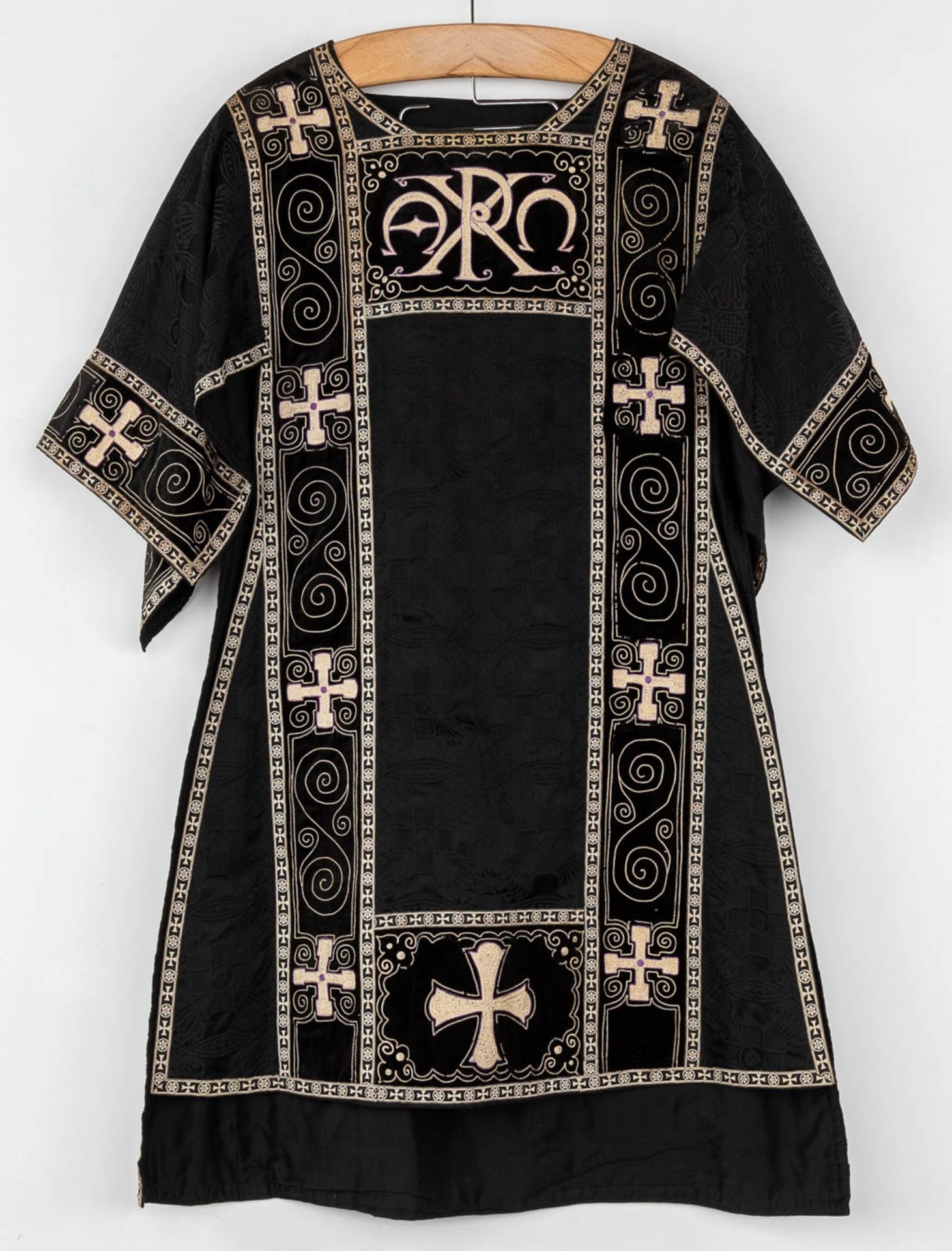 A Roman Chasuble, Two Dalmatics and a Cope. Black textile with embroideries. - Bild 3 aus 49