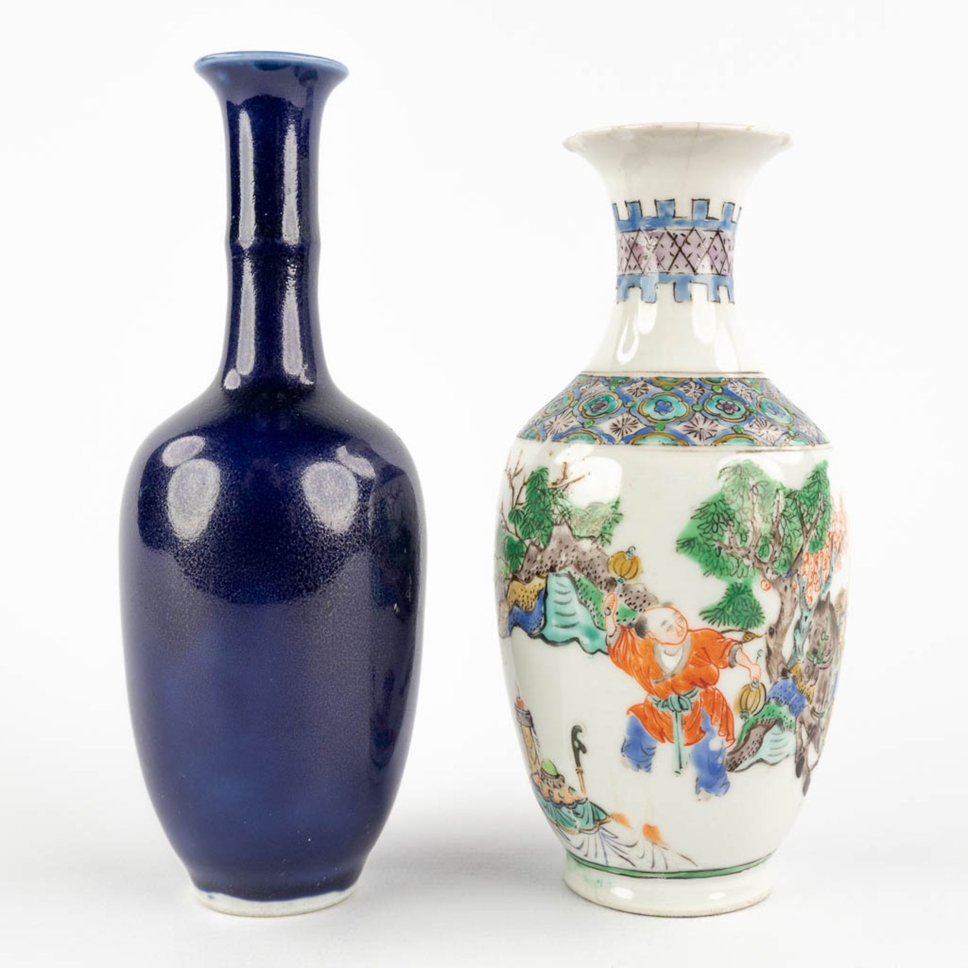 Two small Chinese vases, Famille Verte and monochrome, 19th C. (H:15 x D:7 cm) - Bild 4 aus 11