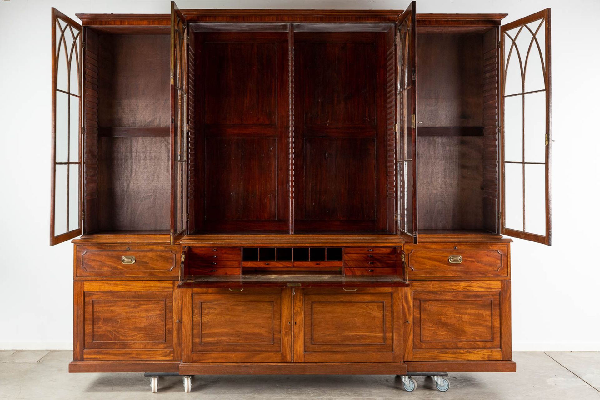A monumental and antique English bookcase or library cabinet. 19th C. (D:63 x W:317 x H:262 cm) - Bild 3 aus 13