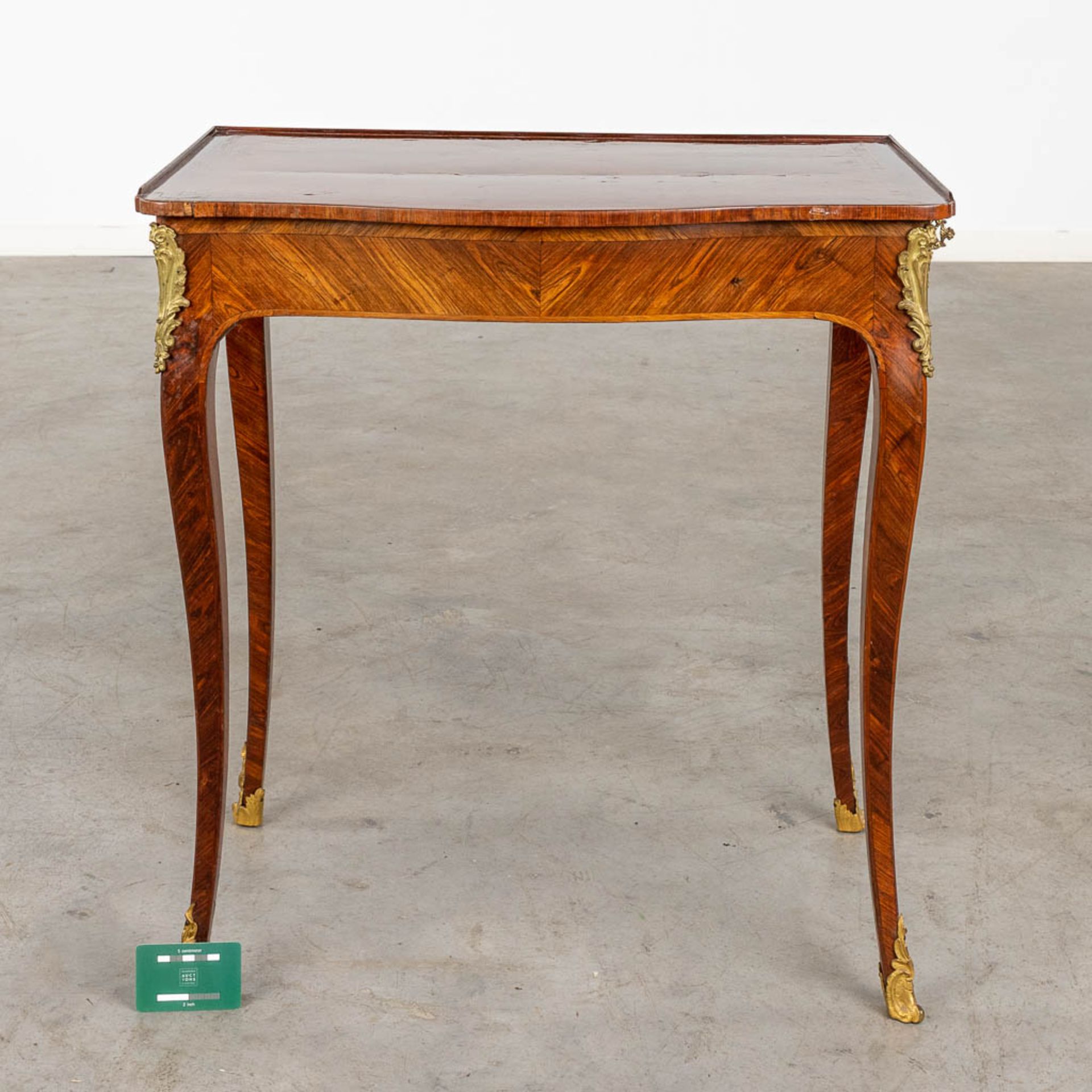 An antique side table, Louis XV, marquetry mounted with bronze, 18th C. (D:43 x W:64 x H: - Image 2 of 14