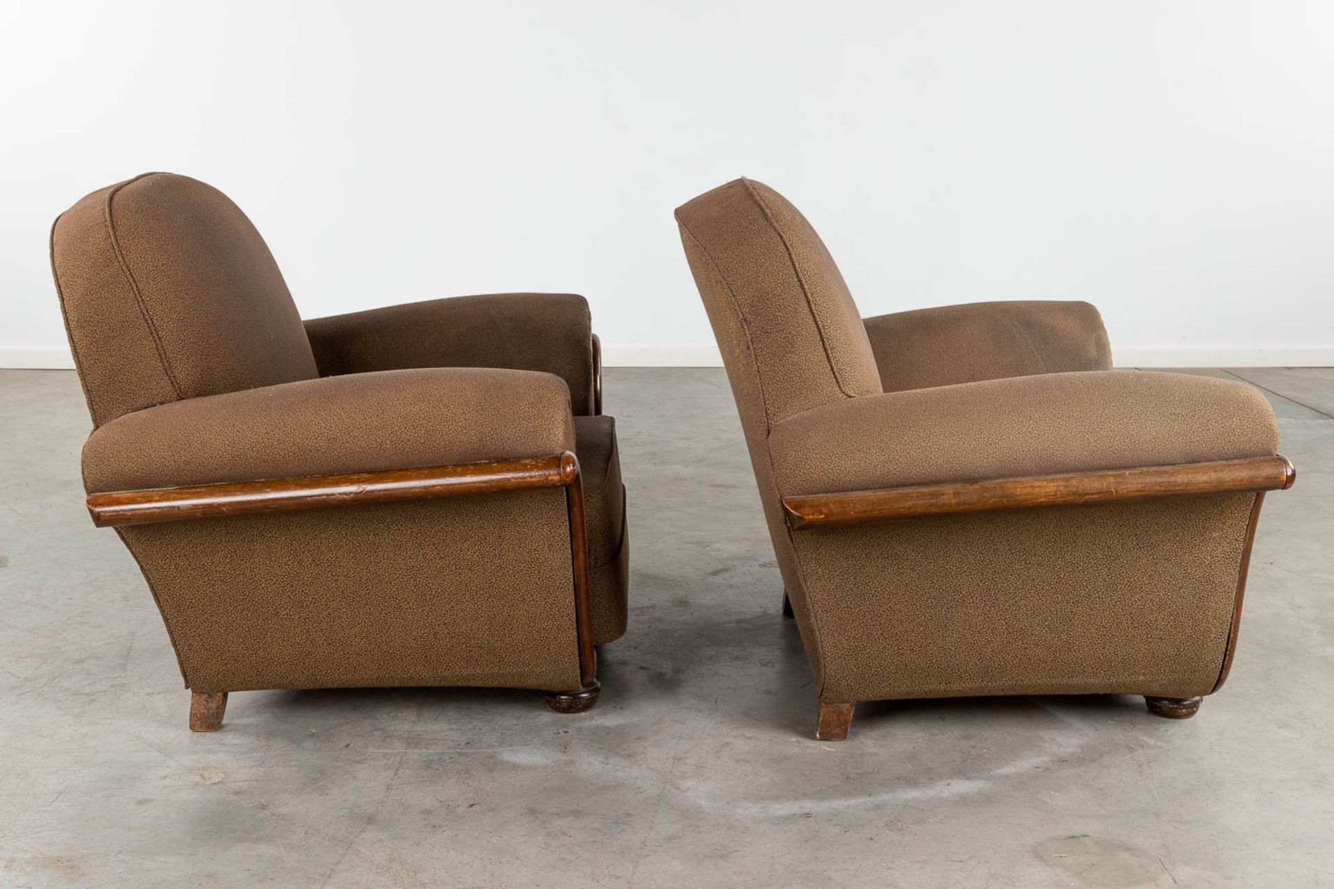 A pair of club sofa's, fabric and wood, circa 1940. (D:80 x W:107 x H:80 cm) - Bild 4 aus 14