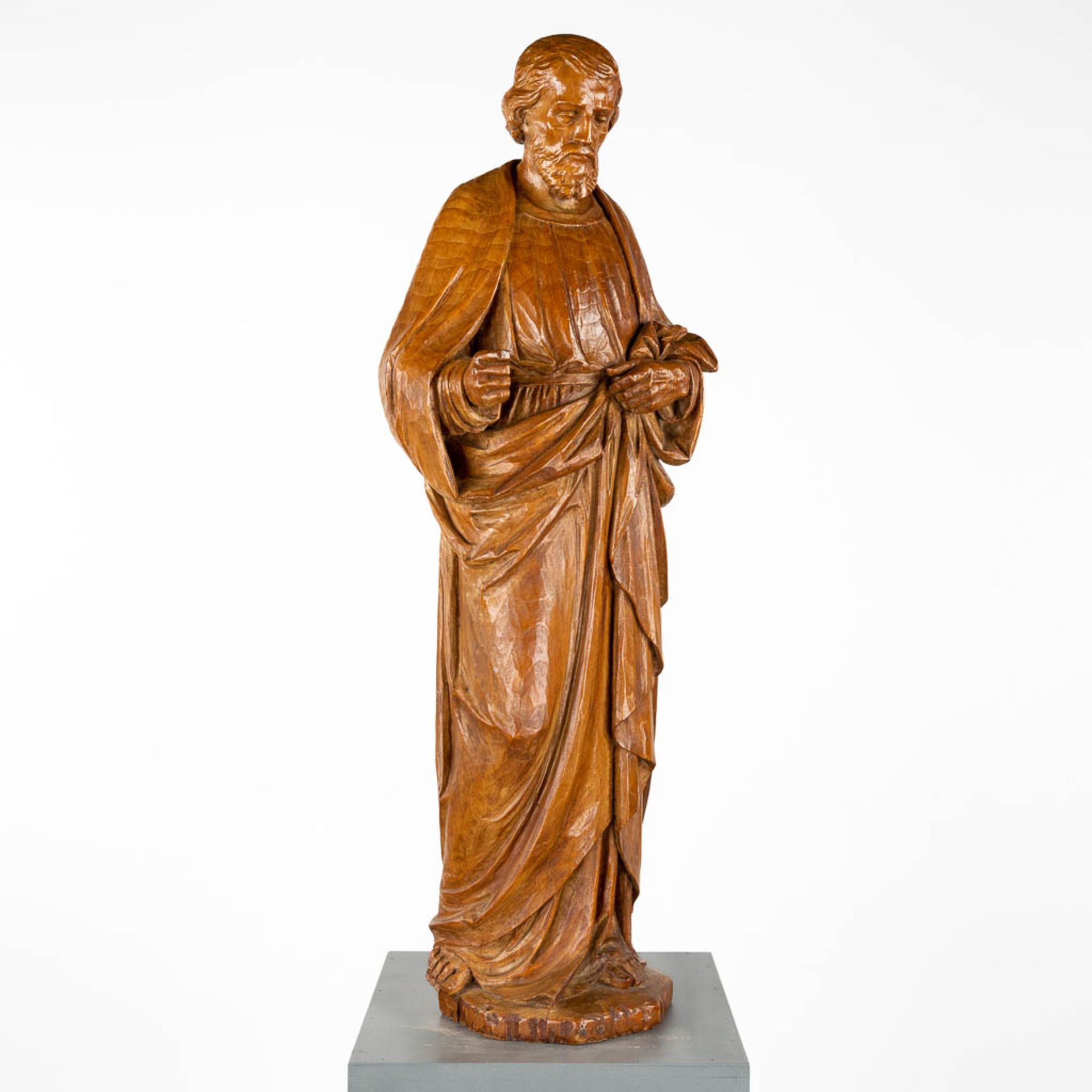 A large wood sculptured figurine of Joseph. 20th C. (D:27 x W:41 x H:120 cm) - Image 3 of 11