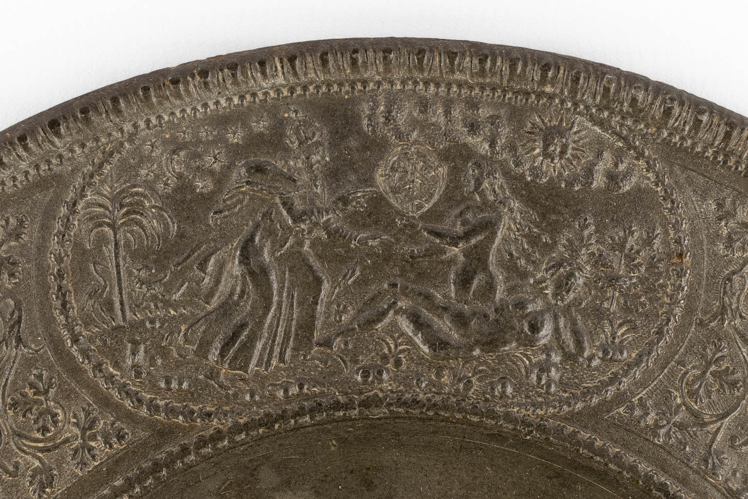 Paulus Oeham de Oude, Nuremberg, Germany. A relief plate, pewter. 17th C. (D:17,8 cm) - Image 2 of 11