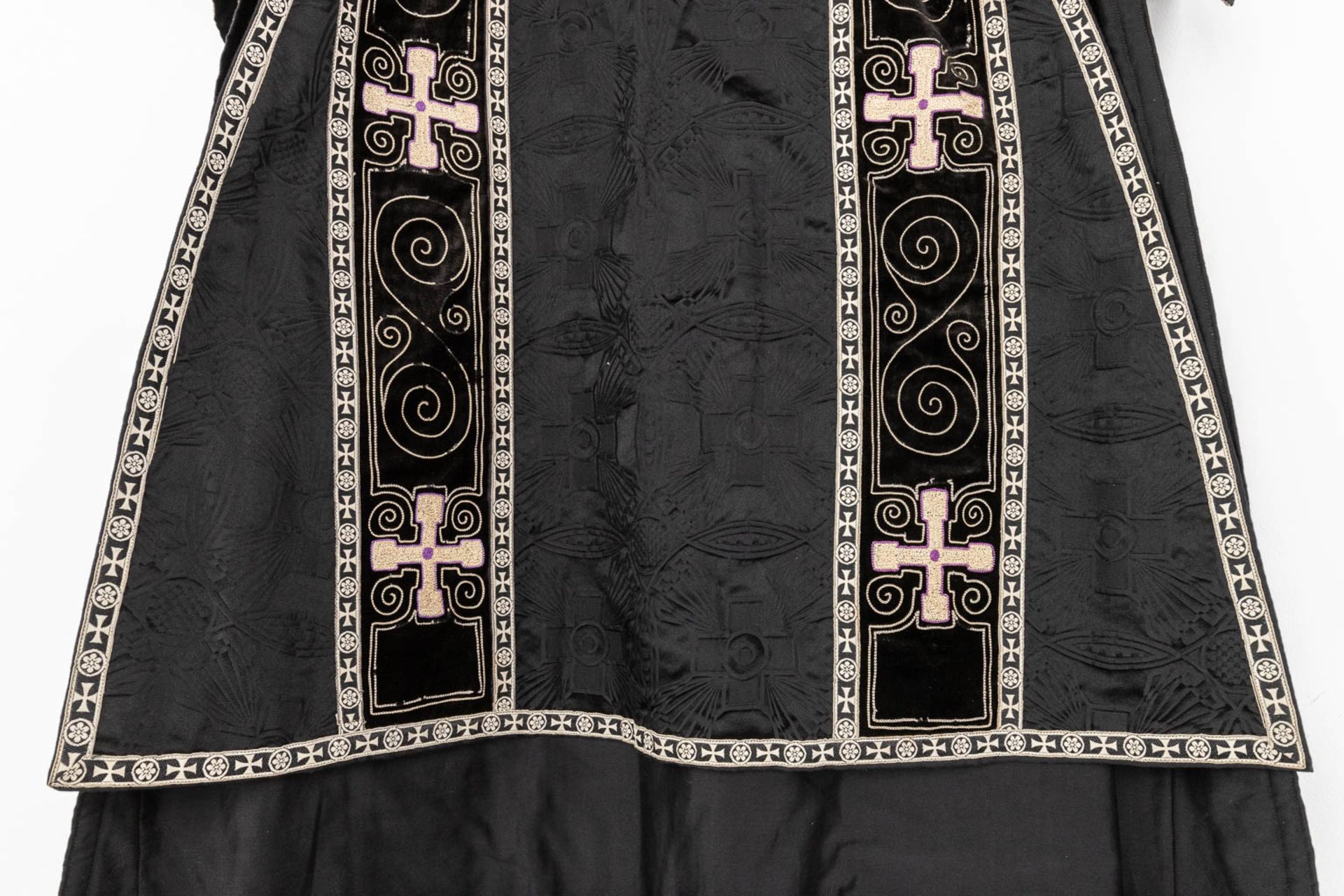 A Roman Chasuble, Two Dalmatics and a Cope. Black textile with embroideries. - Bild 35 aus 49