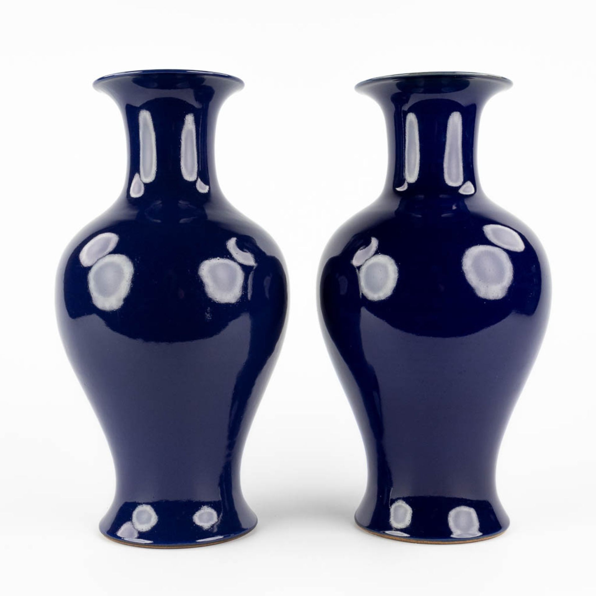 A pair of decorative Chinese blue-glazed vases. 20th C. (H:36 x D:18 cm) - Image 3 of 9