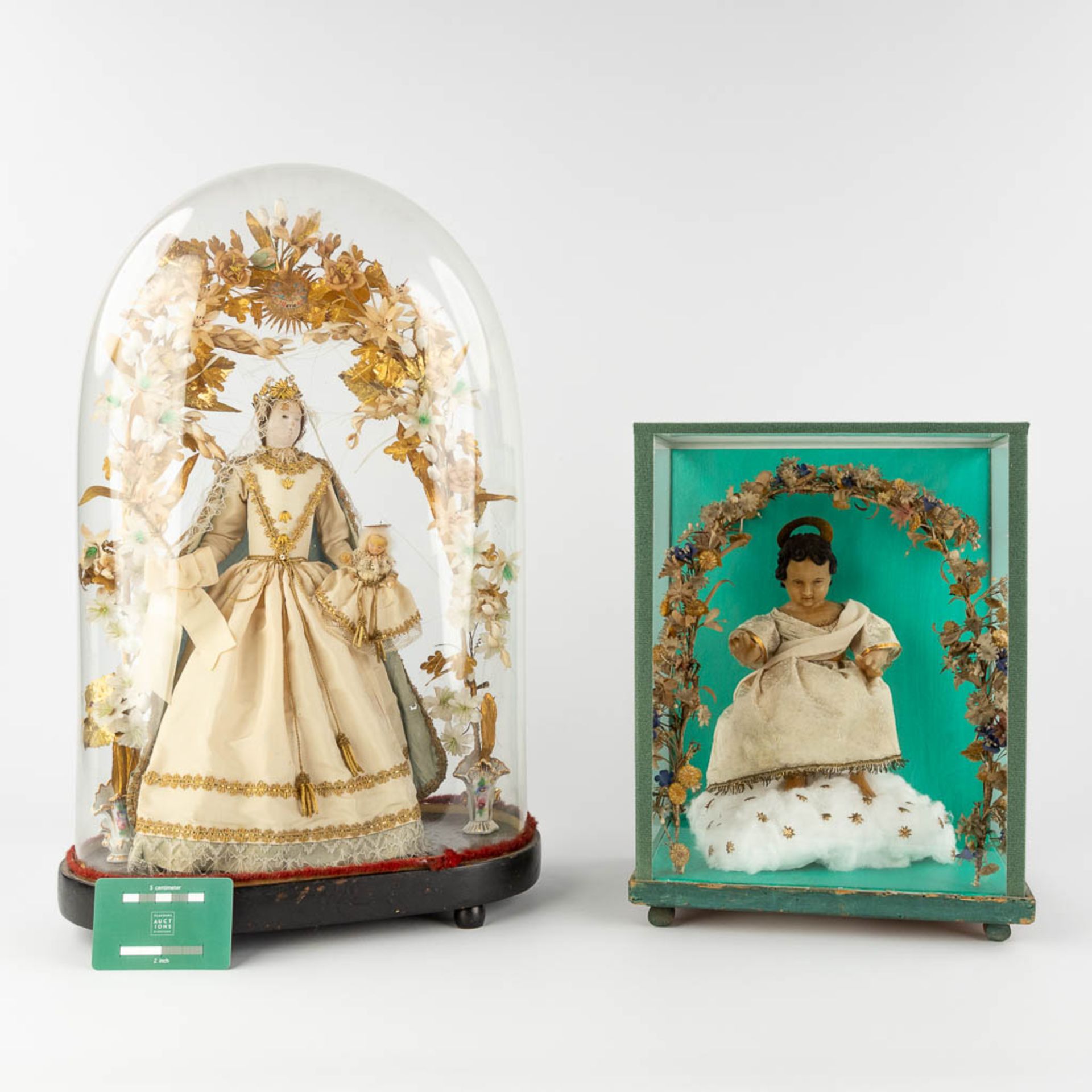 A shrine with a wax figurine of Jesus Christ, and a dome with an image of Madonna. 19th/20th C. (D:2 - Image 2 of 17