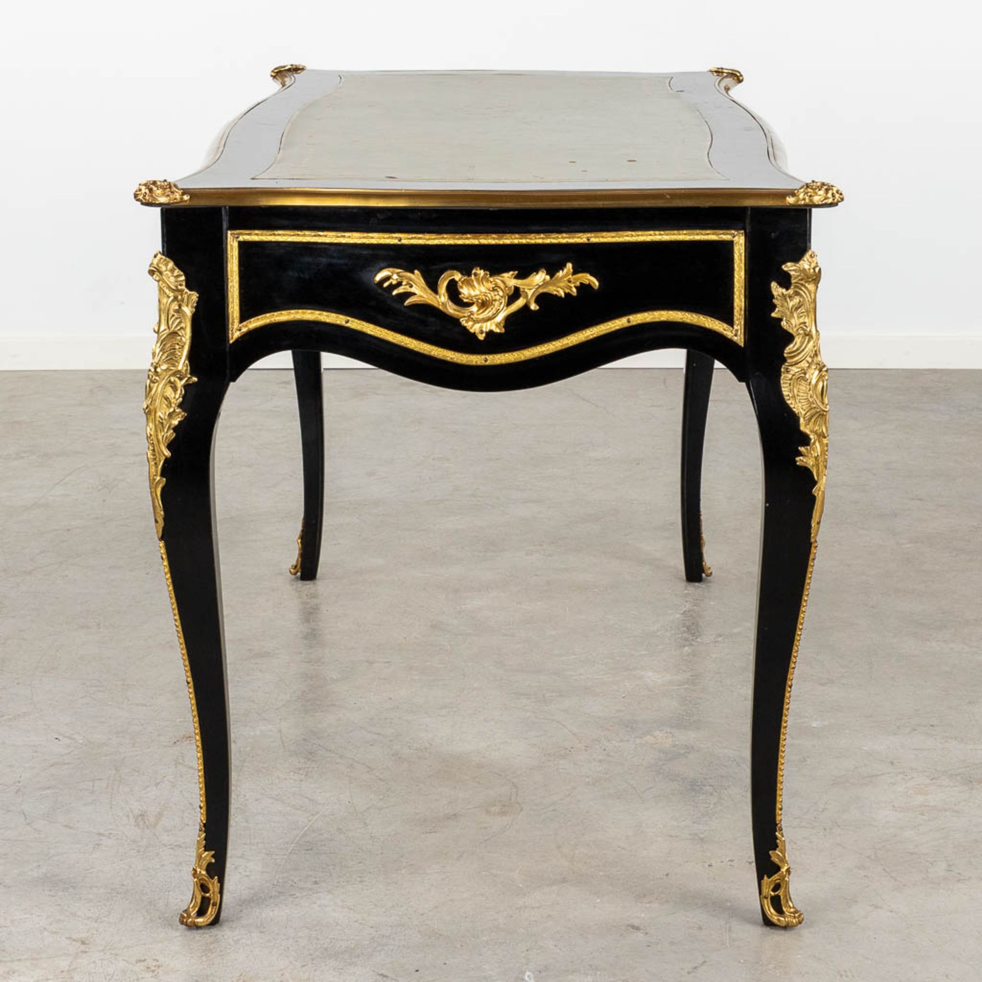 A desk with matching armchair, lacquered and bronze mounted in Louis XV style. 20th C. (D:68 x W:138 - Image 4 of 13