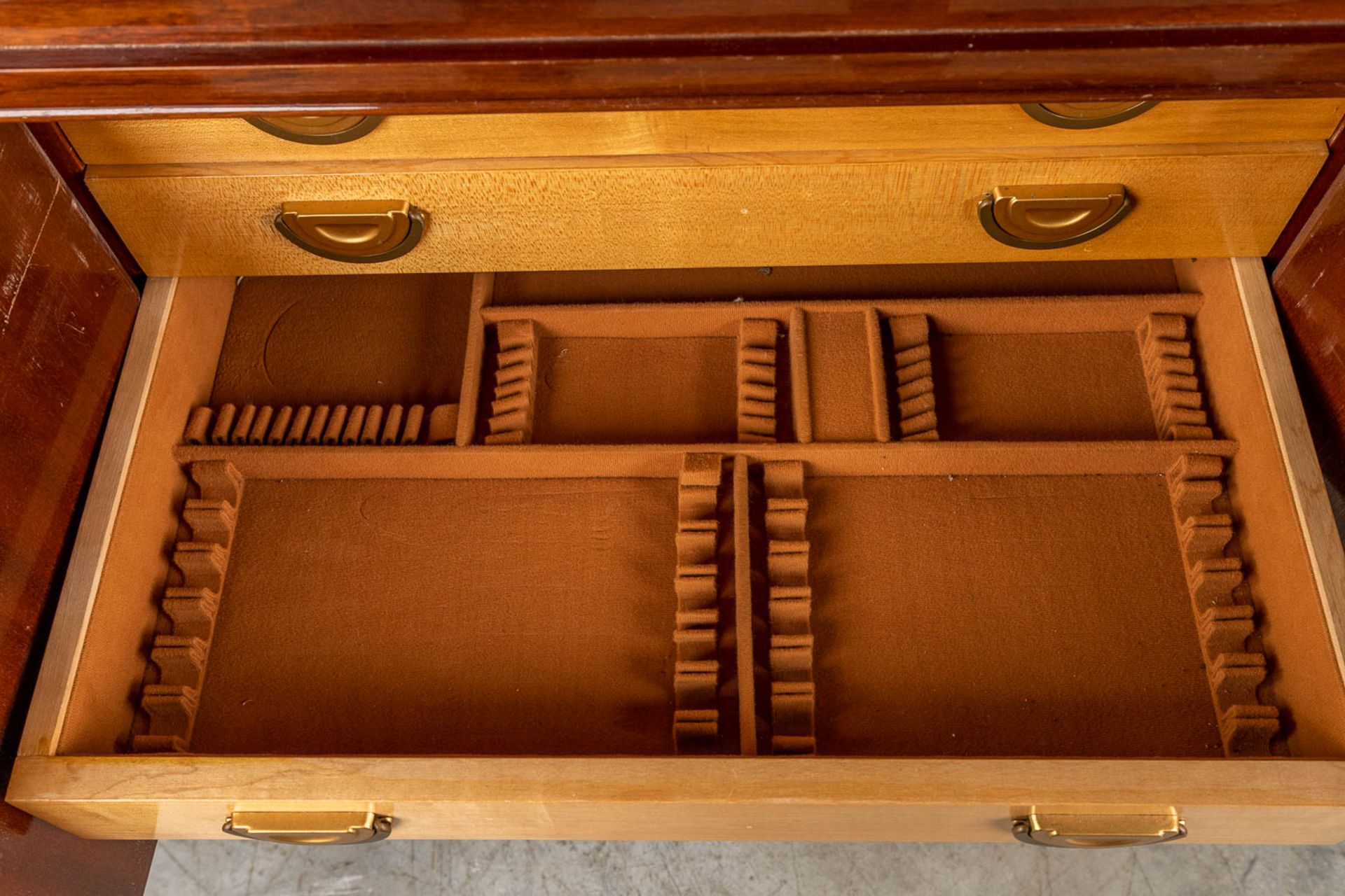 A cutlery case, veneered wood with 4 drawers, Probably made by Decoene. Circa 1950. (D:44 x W:64 x H - Image 13 of 15