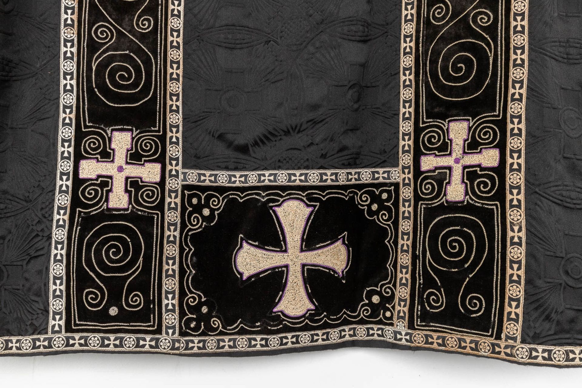 A Roman Chasuble, Two Dalmatics and a Cope. Black textile with embroideries. - Bild 15 aus 49