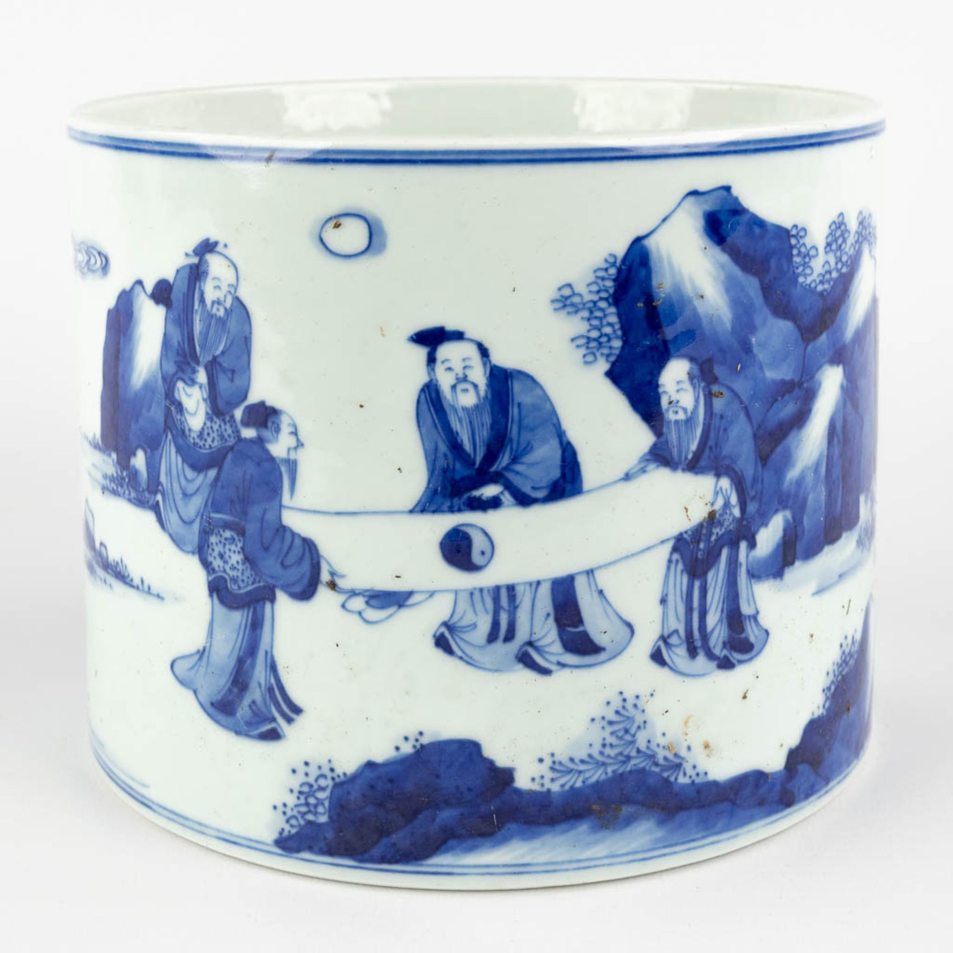 A Chinese pot, blue-white decor of wise men holding a cloth, 19th C. (H:15,5 x D:20 cm)