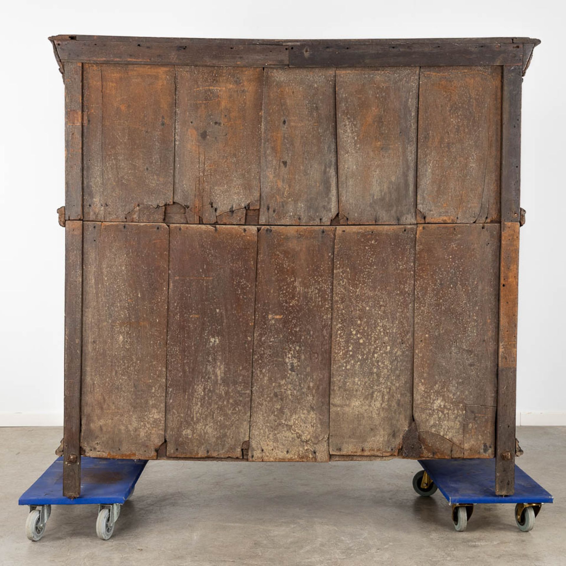 An antique 'Bahut', Flemish Renaissance, 17th C, 1666. (D:67 x W:159 x H:152 cm) - Image 6 of 19