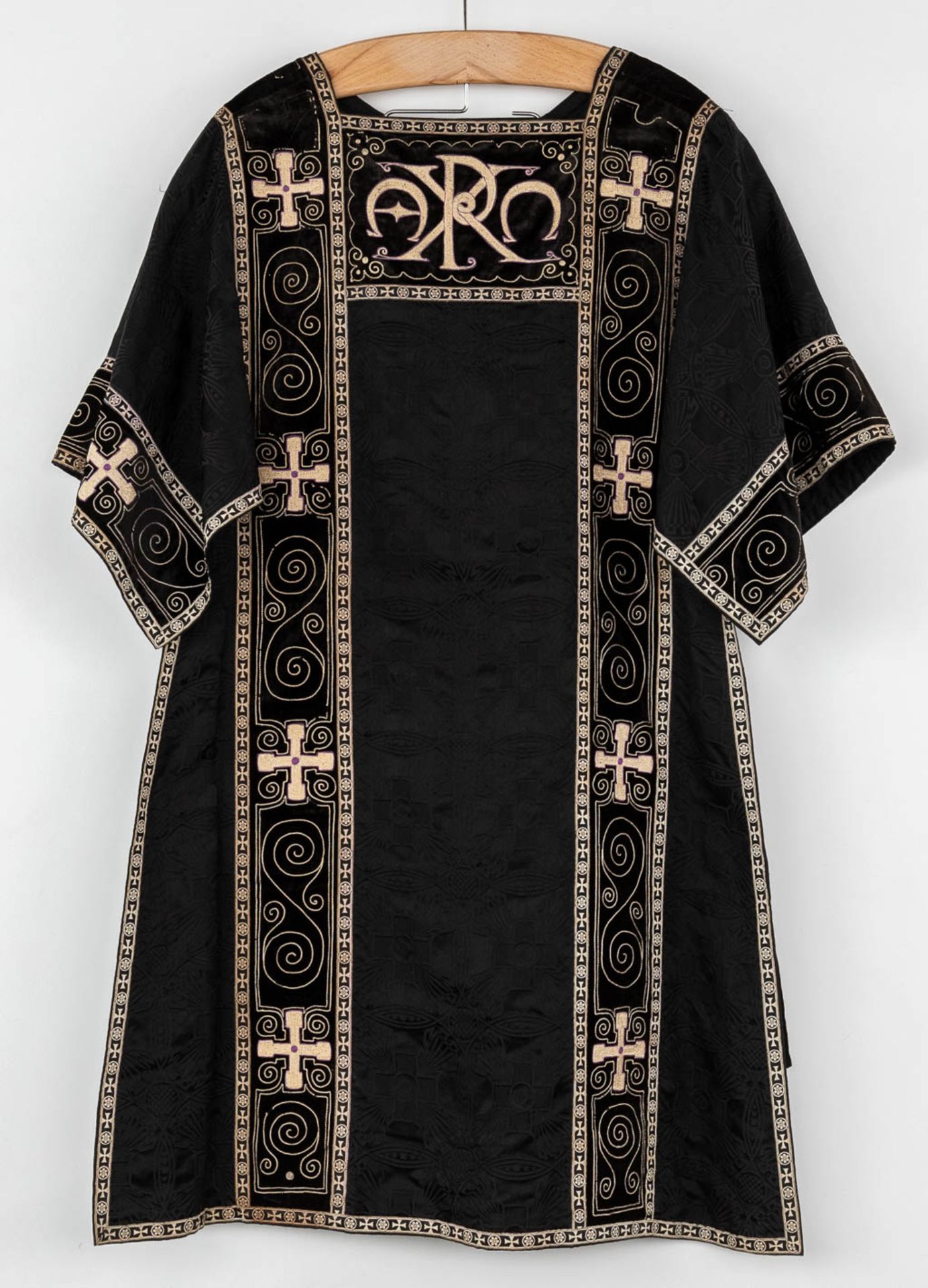 A Roman Chasuble, Two Dalmatics and a Cope. Black textile with embroideries. - Bild 25 aus 49