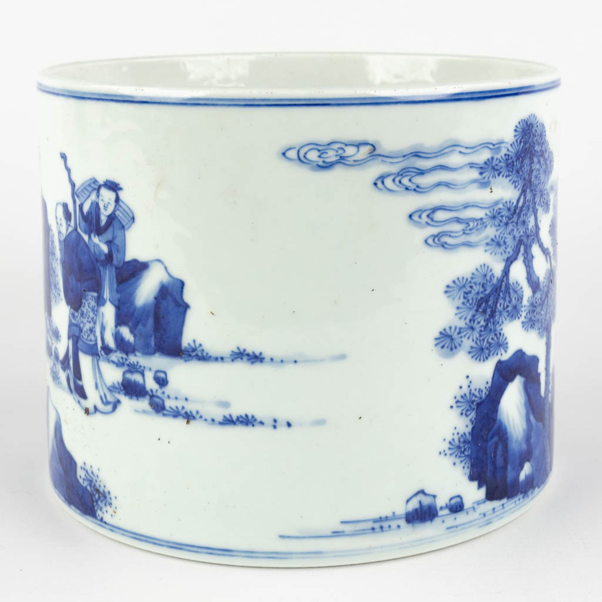 A Chinese pot, blue-white decor of wise men holding a cloth, 19th C. (H:15,5 x D:20 cm) - Image 6 of 12