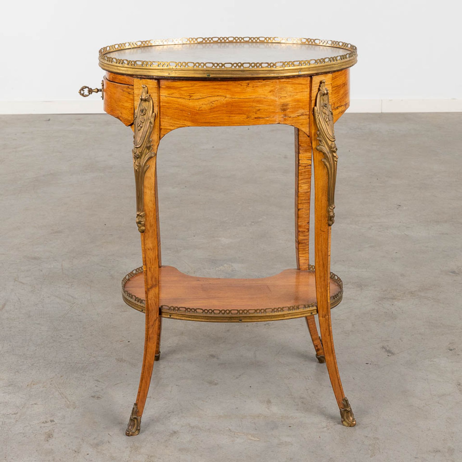 An antique side table, Louis XV, marquetry mounted with bronze and marble, 18th C. (D:38 x W:50 x H: - Image 6 of 14