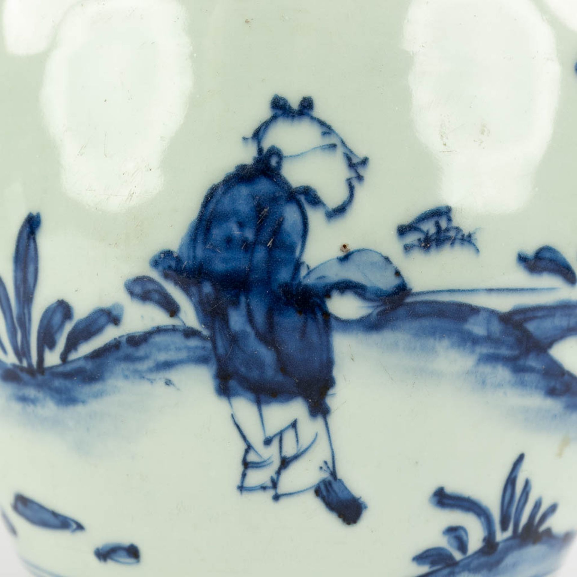 A Chinese pot with blue-white decor of a landscape with figurine. Possibly 17th C. (H:23 x D:20 cm) - Bild 11 aus 11