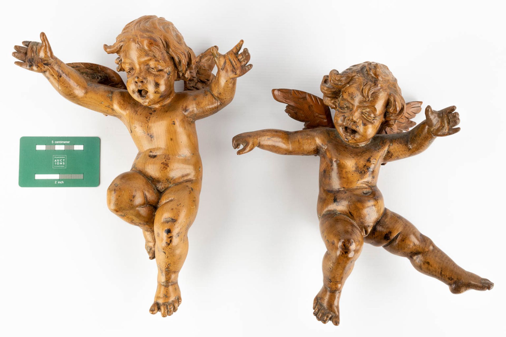 A pair of wood-sculptured putti, basswood, 18th C. (W:22 x H:30 cm) - Image 2 of 14