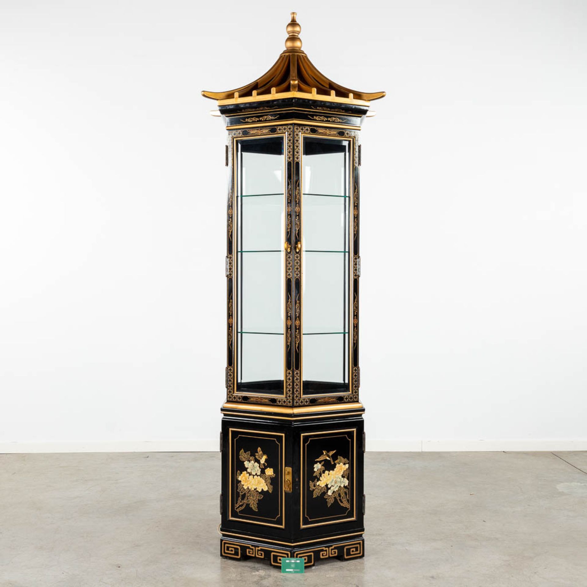 A large hexagonal display cabinet with Chinoiserie decor. 20th C. (H:220 x D:80 cm) - Bild 2 aus 14