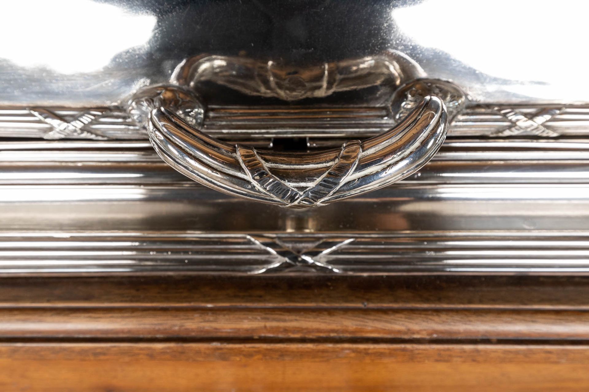 Wiskemann, an exceptional serving cart, silver-plated metal on a scultpured wood base. (D:62 x W:120 - Bild 13 aus 23