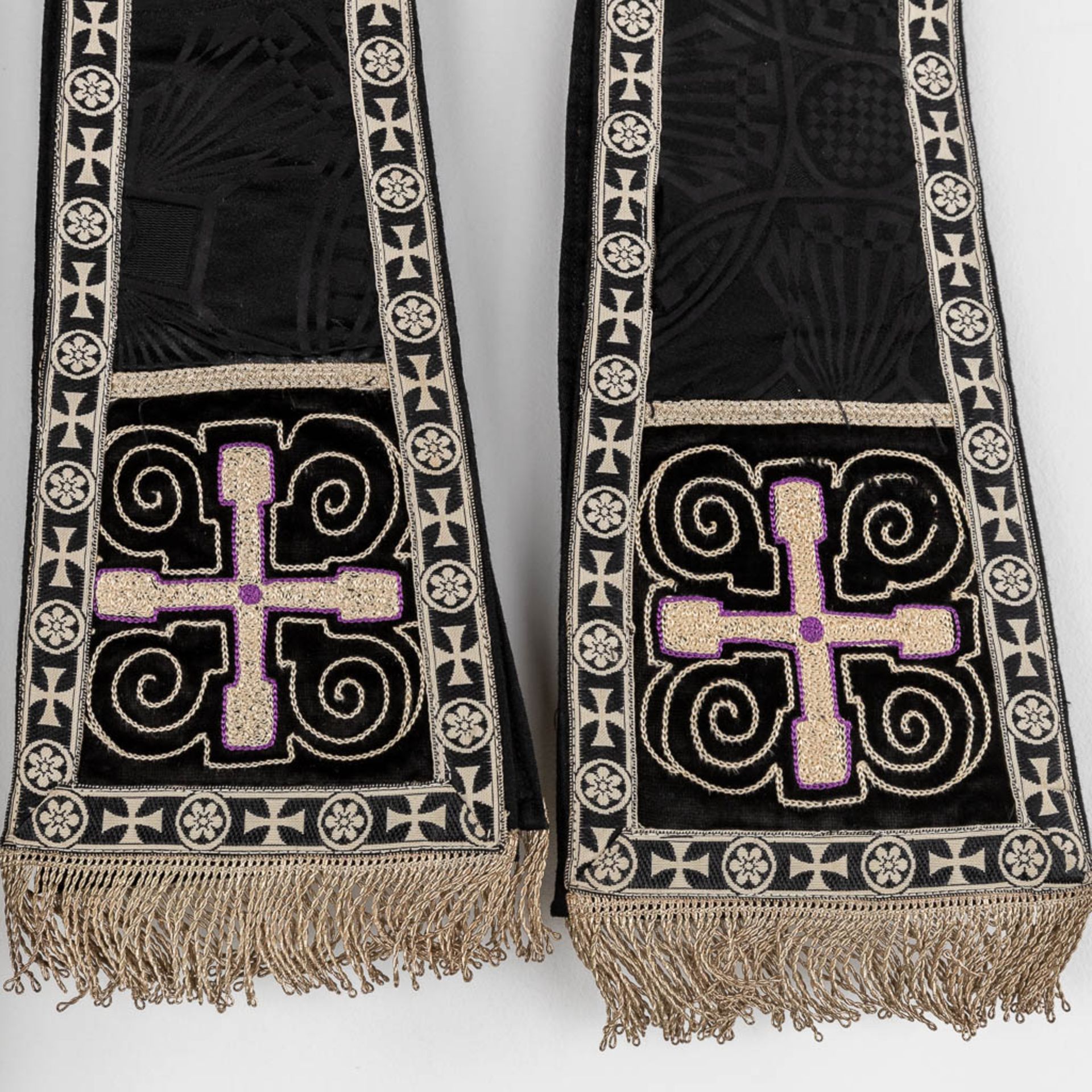 A Roman Chasuble, Two Dalmatics and a Cope. Black textile with embroideries. - Bild 49 aus 49