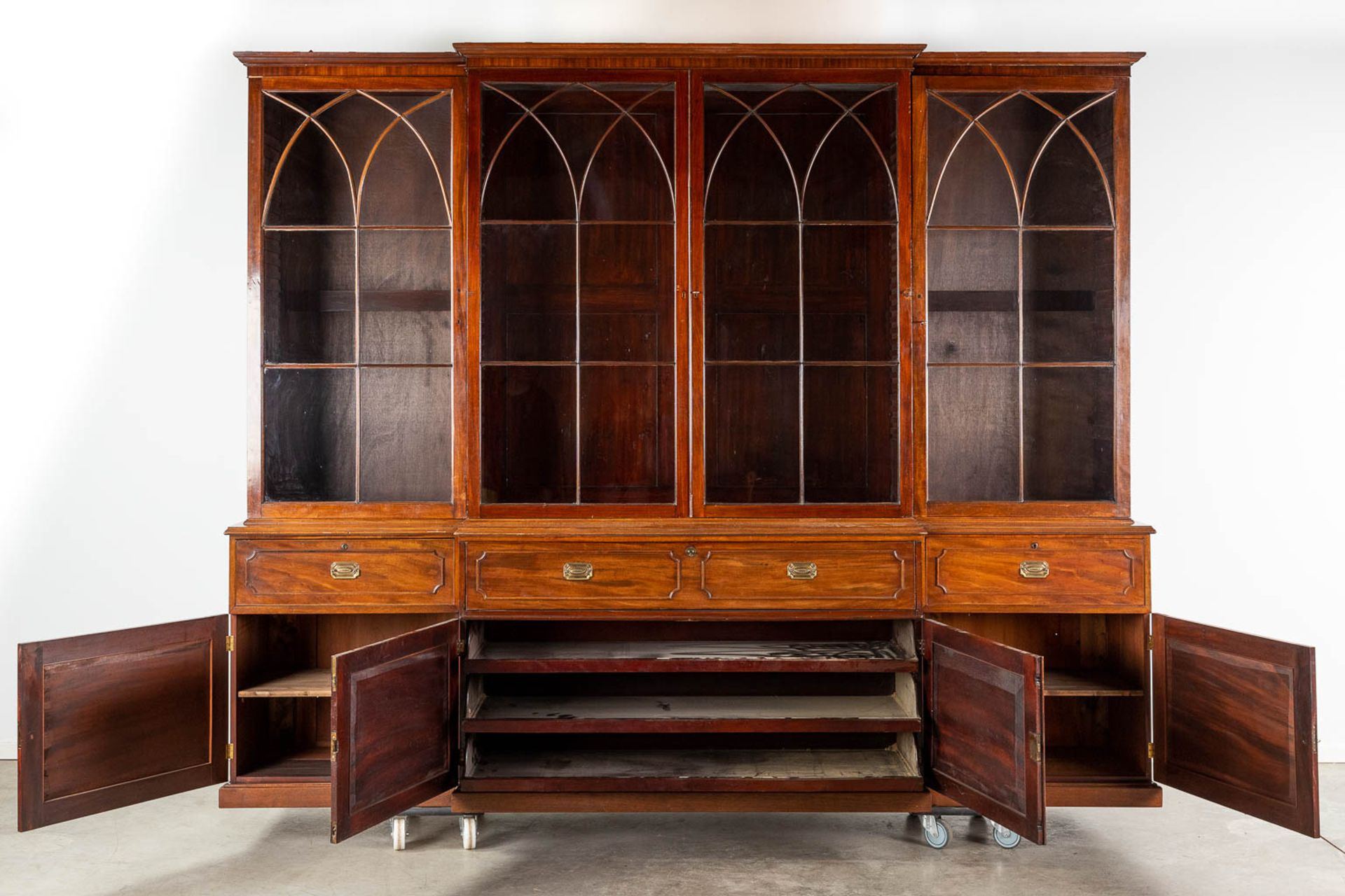 A monumental and antique English bookcase or library cabinet. 19th C. (D:63 x W:317 x H:262 cm) - Bild 4 aus 13