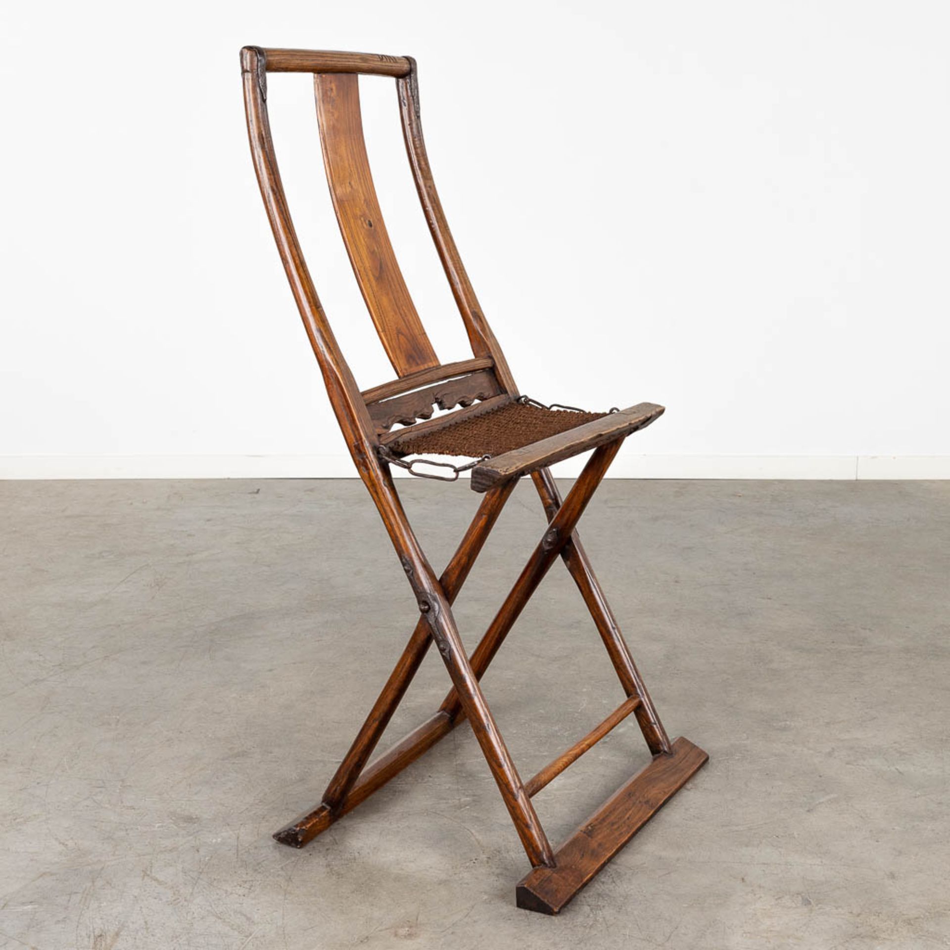 An antique Chinese travellers folding chair, probably 18th/19th C. (D:50 x W:60 x H:116 cm)