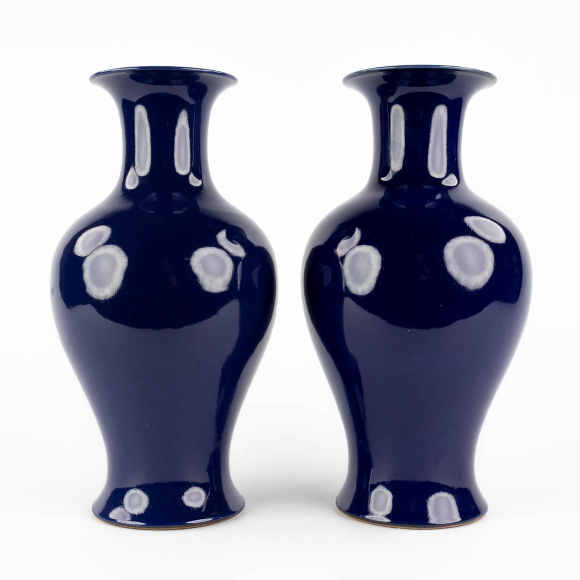 A pair of decorative Chinese blue-glazed vases. 20th C. (H:36 x D:18 cm) - Image 4 of 9