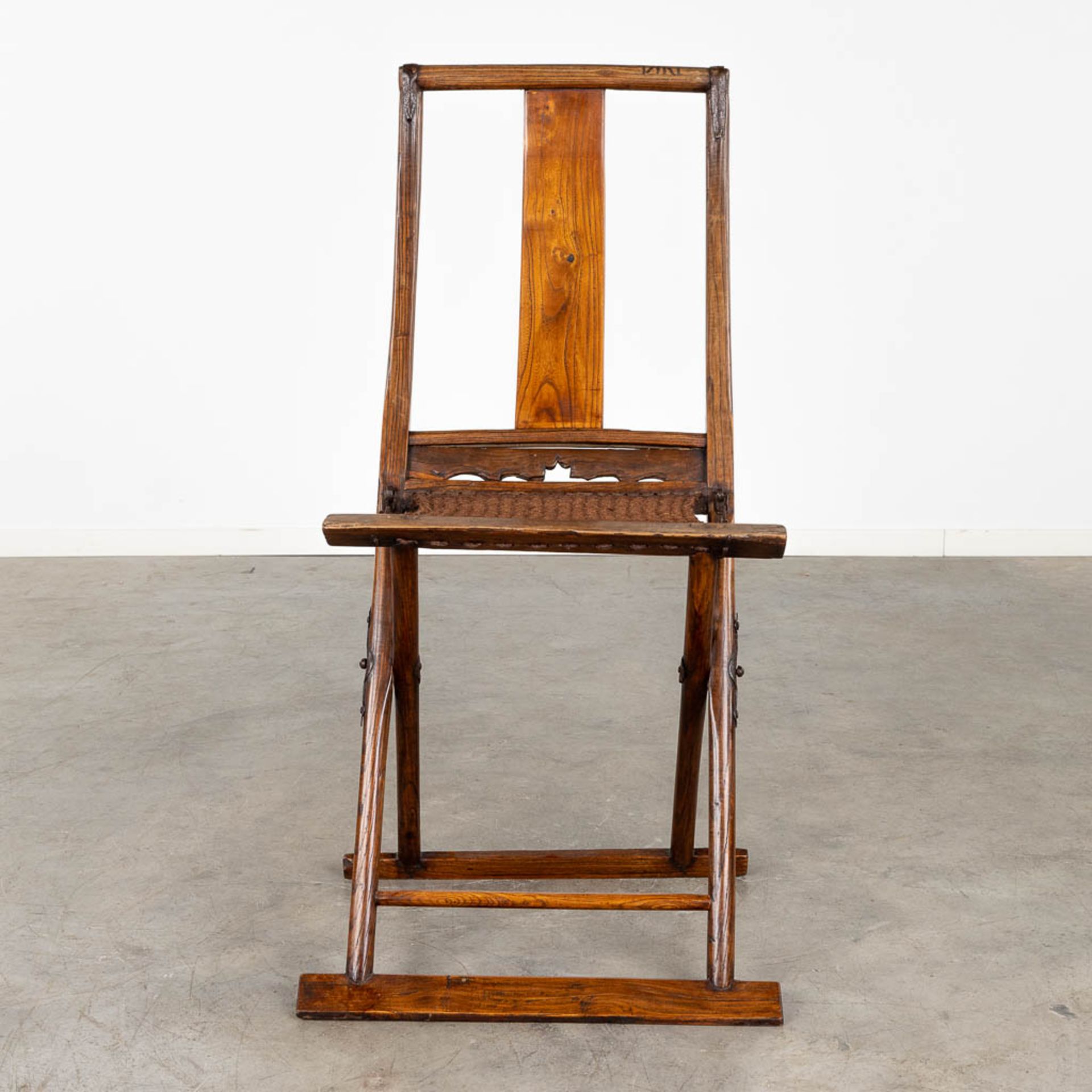 An antique Chinese travellers folding chair, probably 18th/19th C. (D:50 x W:60 x H:116 cm) - Image 3 of 12