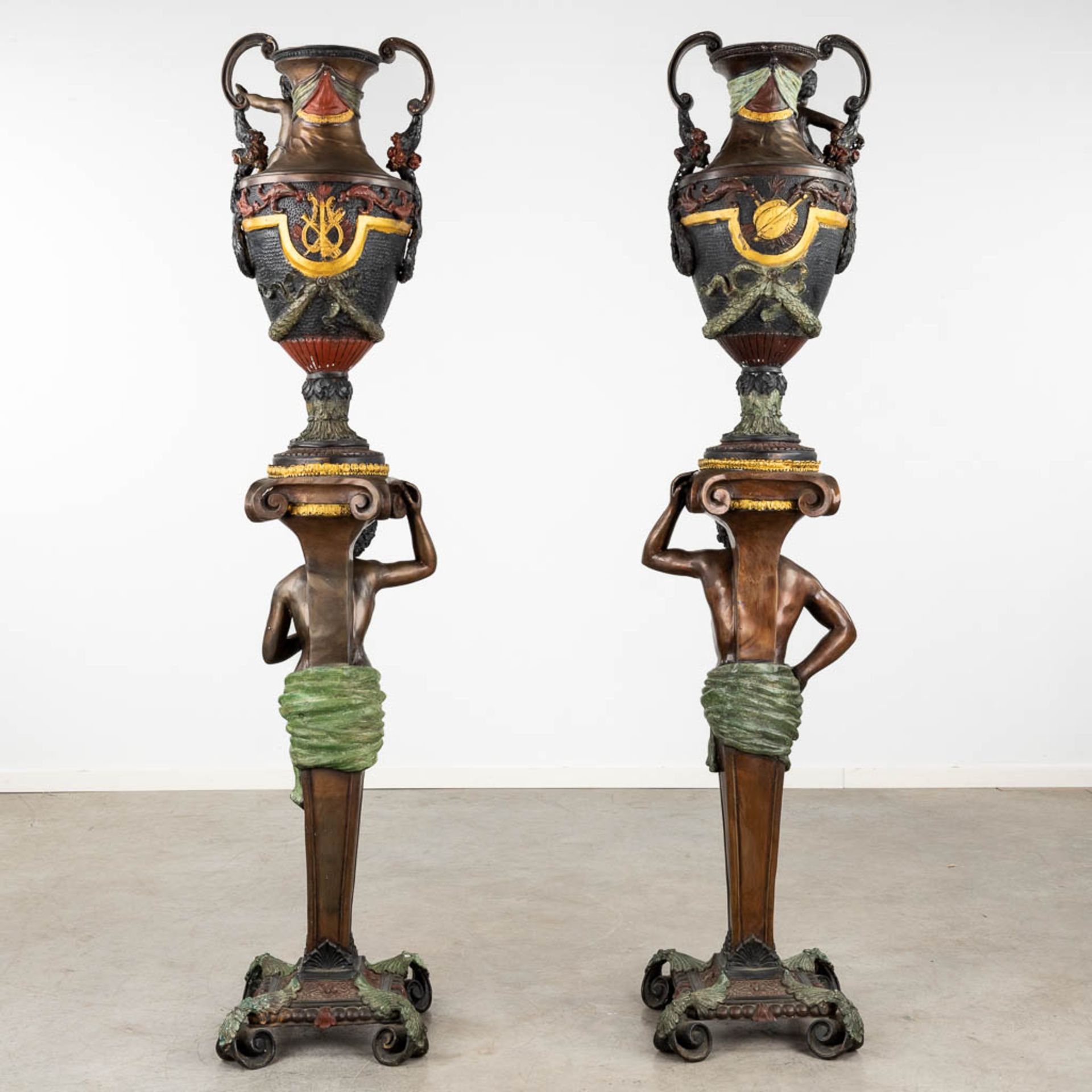 A pair of large urns standing on pedstals, decorated with figurines, bronze, 20th C. (D:38 x W:40 x  - Bild 5 aus 18