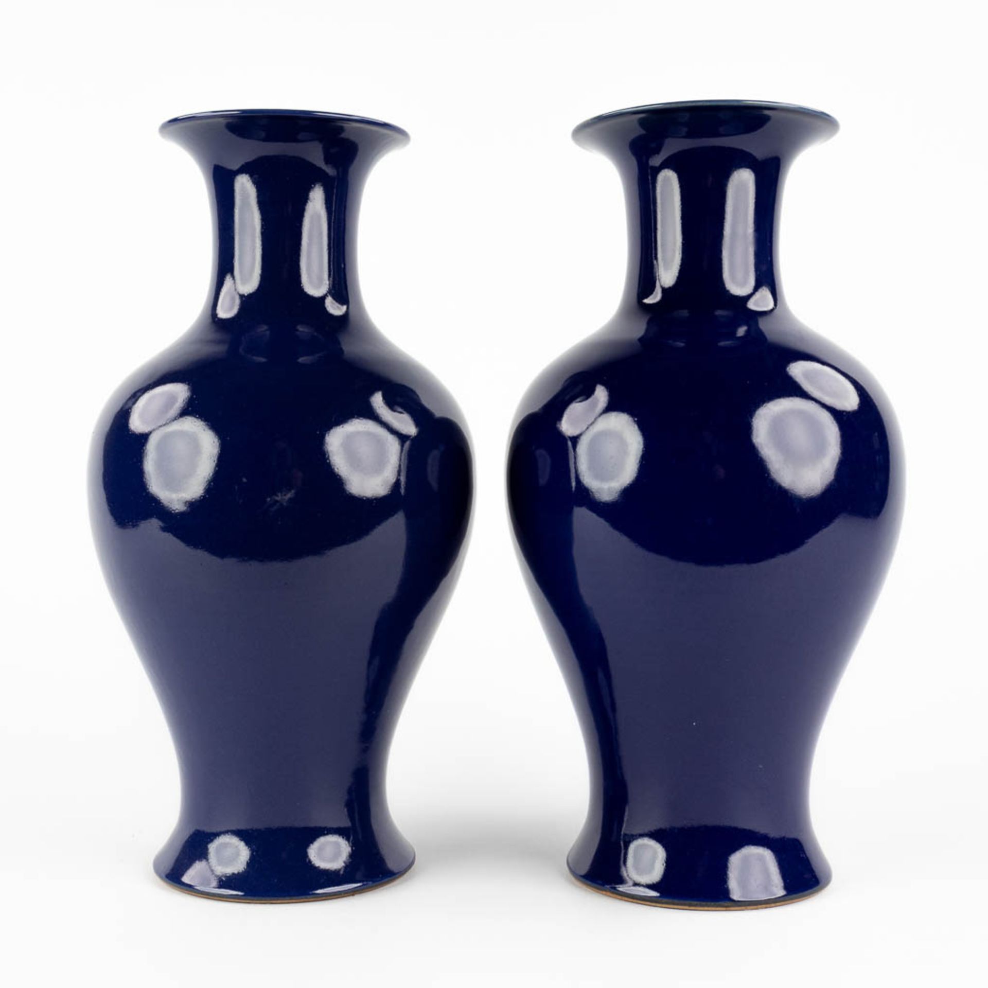 A pair of decorative Chinese blue-glazed vases. 20th C. (H:36 x D:18 cm) - Image 5 of 9