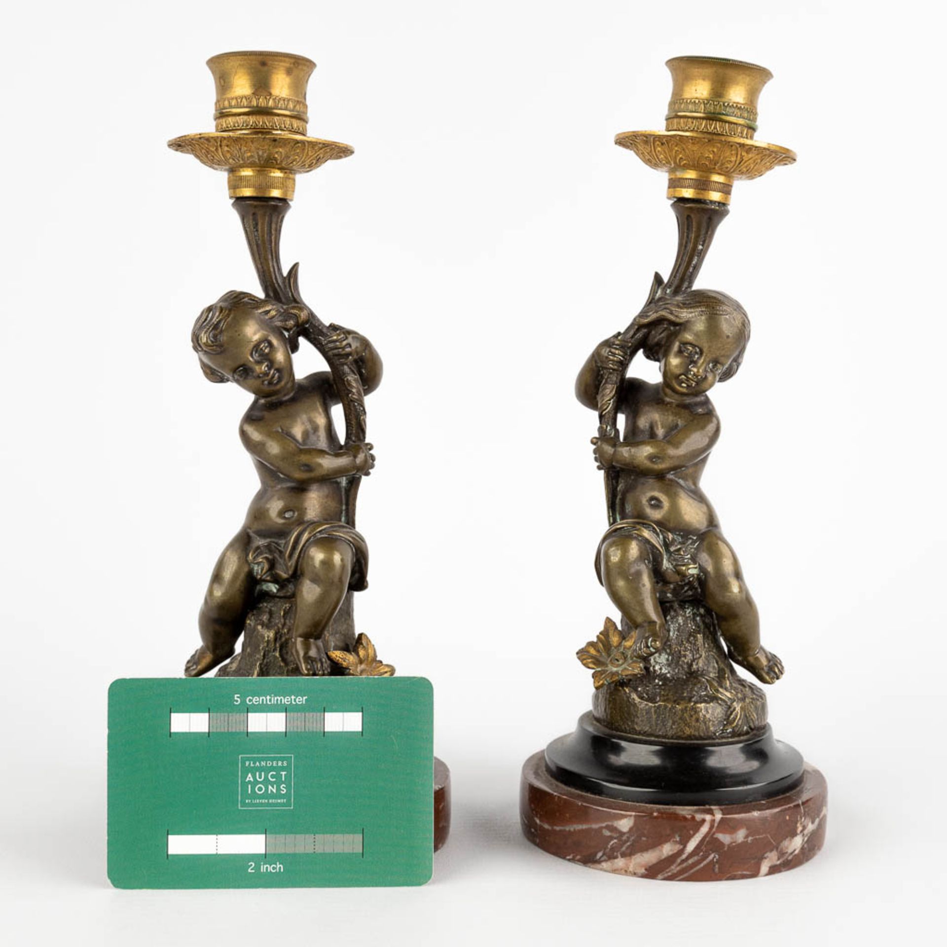 A pair of candlesticks with putti, patinated and gilt bronze. 19th C. (H:23 x D:9 cm) - Bild 2 aus 11