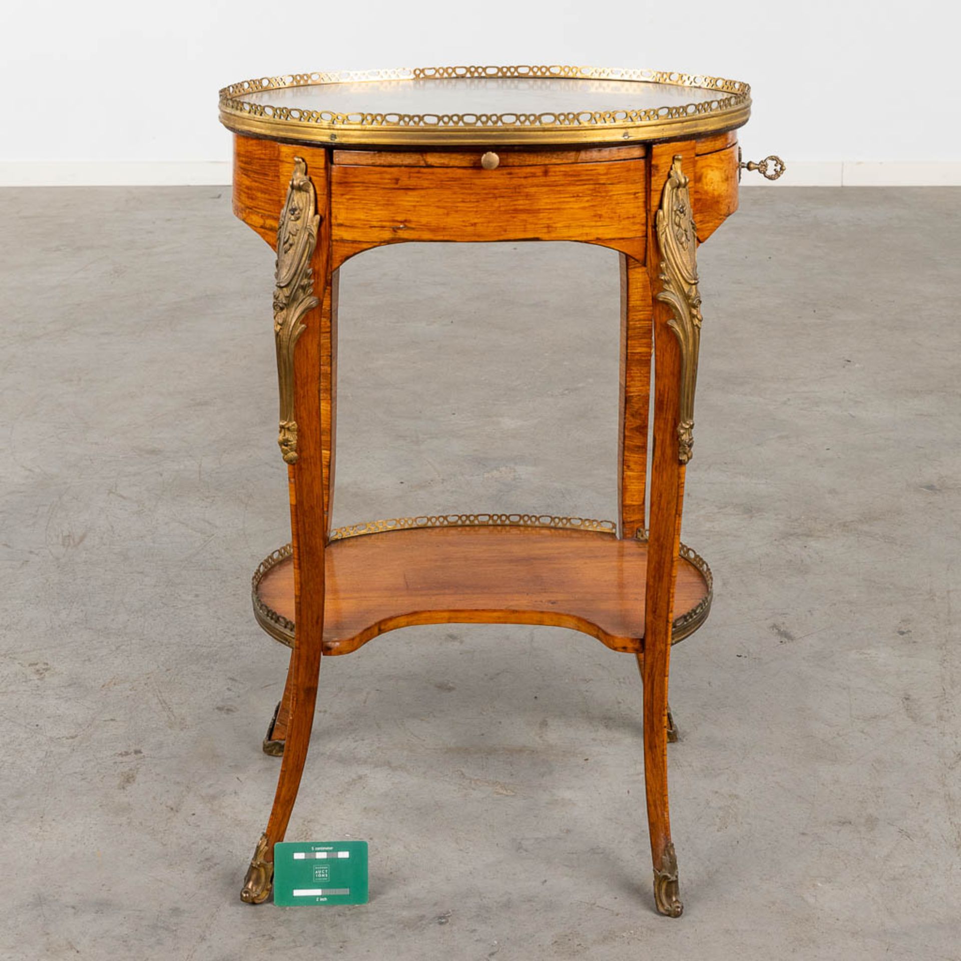 An antique side table, Louis XV, marquetry mounted with bronze and marble, 18th C. (D:38 x W:50 x H: - Image 2 of 14