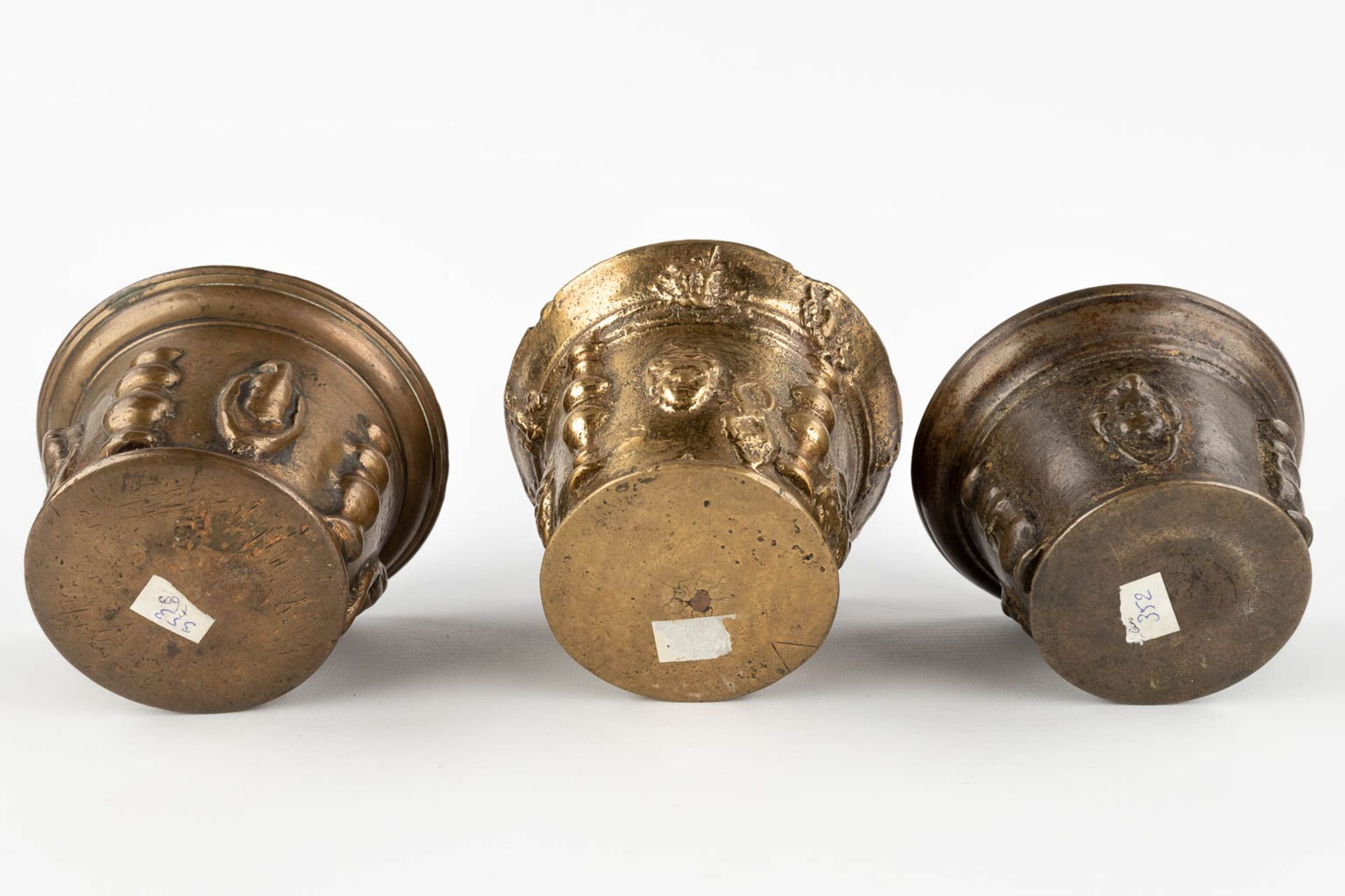Three antique mortars with two pestles, bronze. Probably Spain, 17th/18th C. (H:9 x D:13 cm) - Image 8 of 12