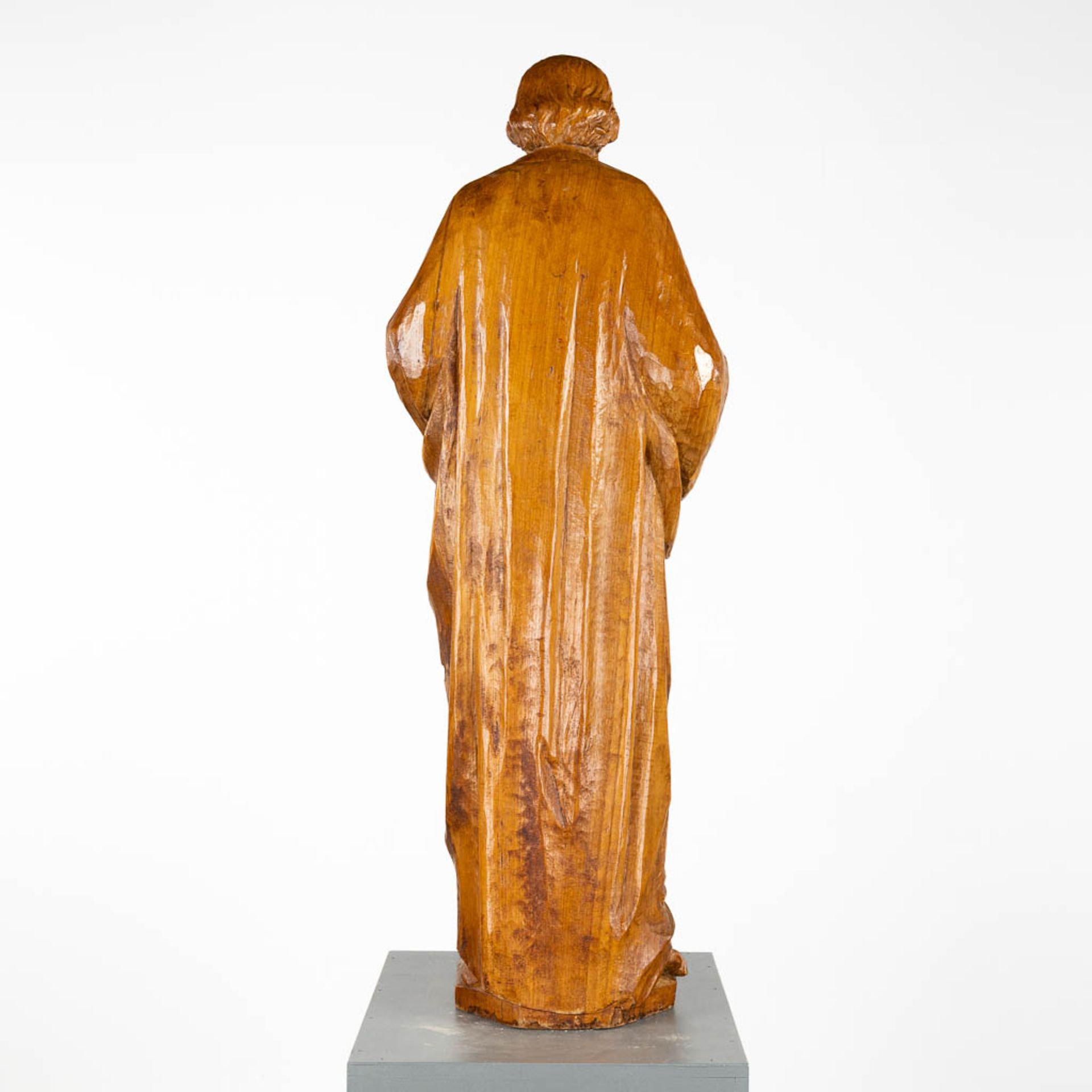 A large wood sculptured figurine of Joseph. 20th C. (D:27 x W:41 x H:120 cm) - Image 5 of 11